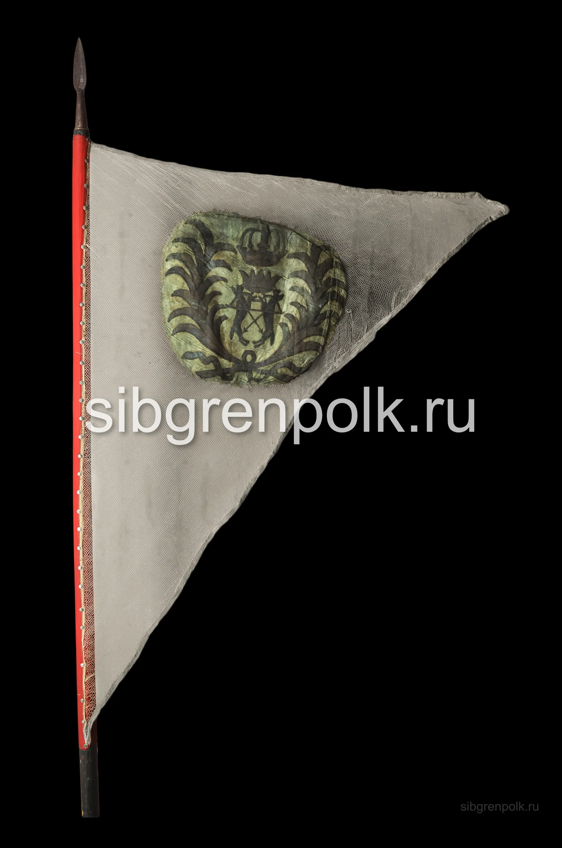 Фрагмент полотнища и древко ротного знамени Сибирского пехотного полка. 1708-1712 гг. 42x47. Высота древка 290. (ВСМЗ)