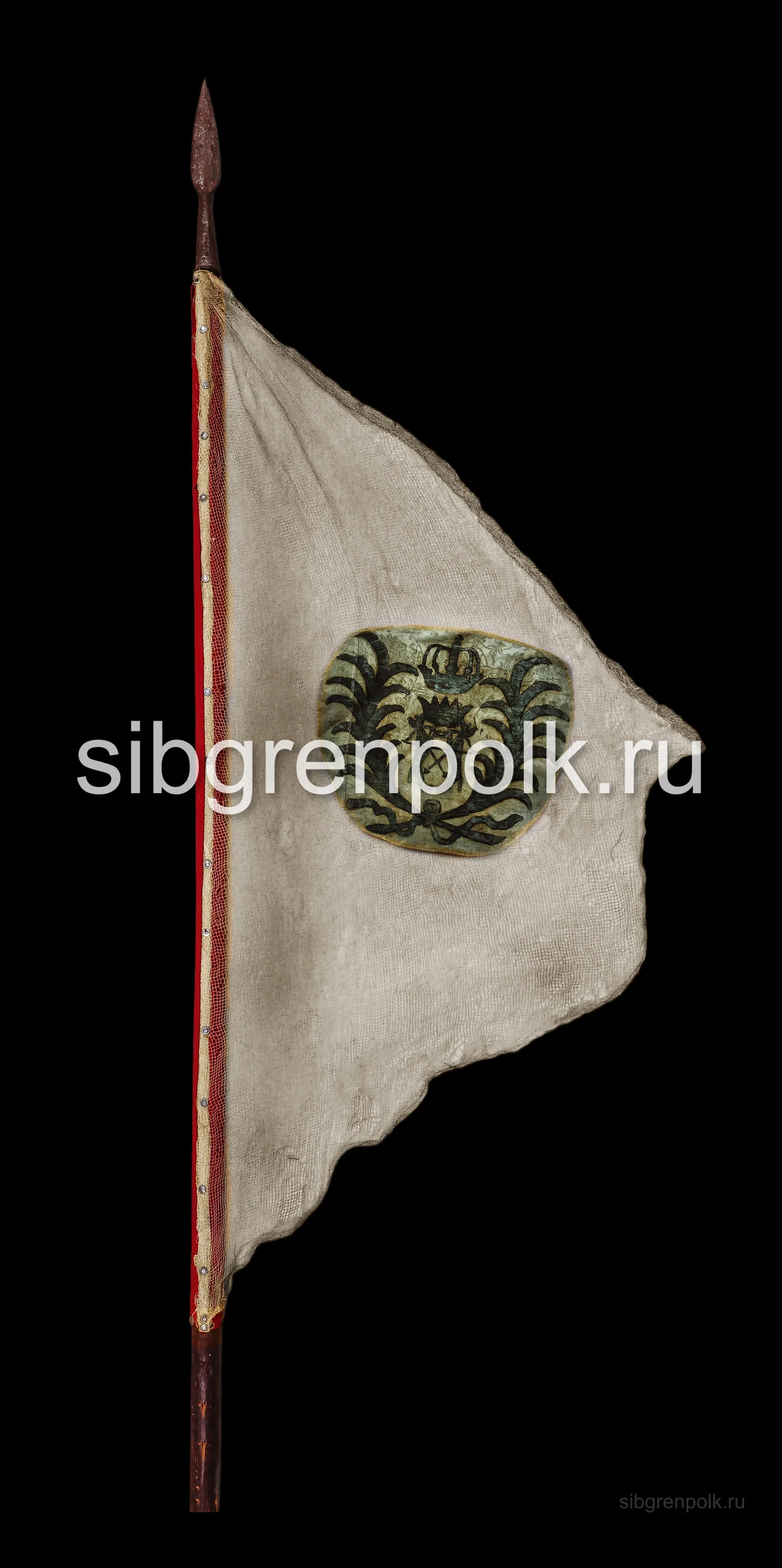 Фрагмент полотнища и древко ротного знамени Сибирского пехотного полка. 1708-1712 гг. 42x43. Высота древка 301. (ВСМЗ)