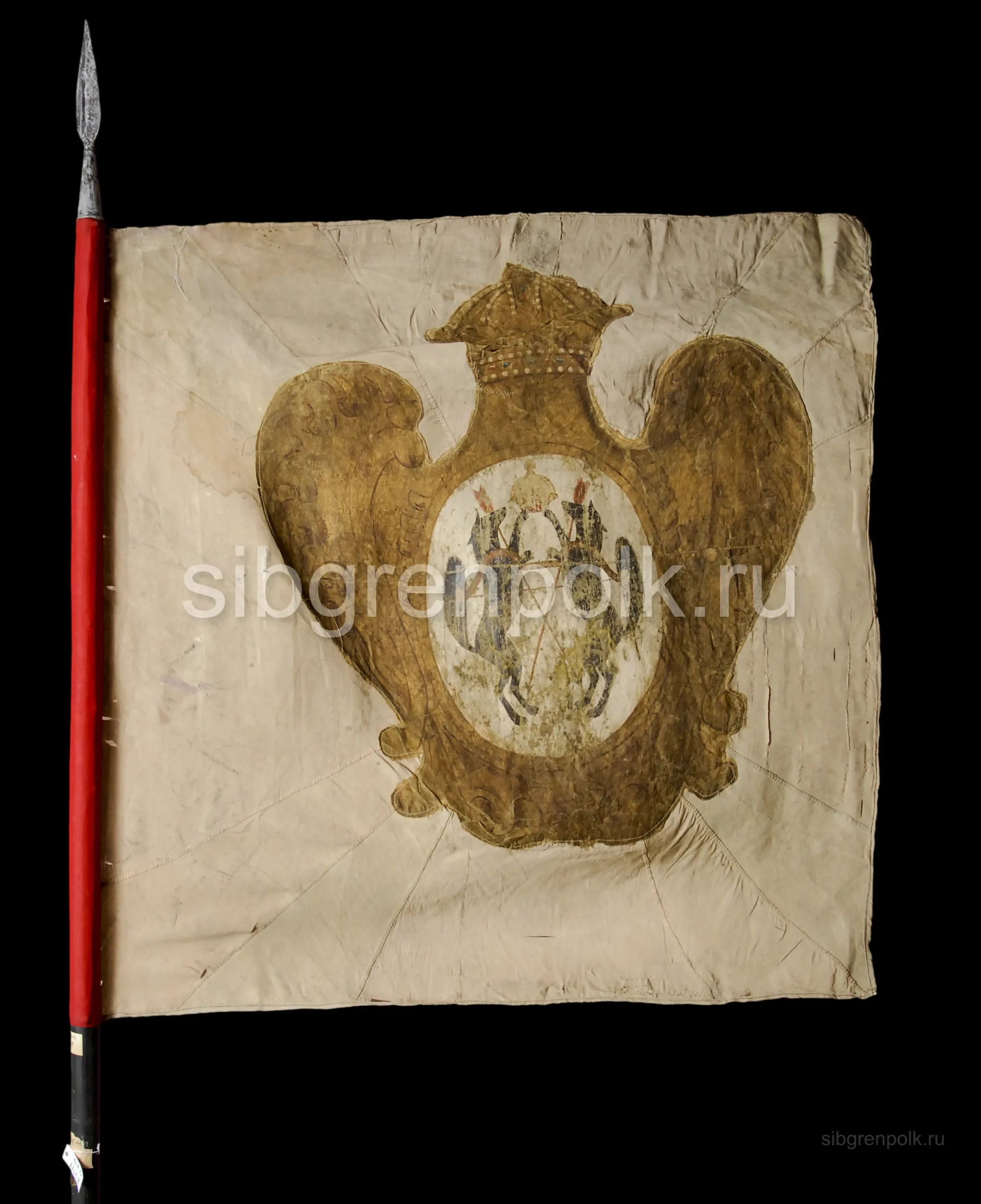 Знамя Сибирского пехотного полка. 1730-е гг. Ткань шелковая, камка, хлопчатобумажная, дерево, металл, латунь, ткачество, роспись, ковка. 103x97. Высота древка 165. (ВСМЗ)