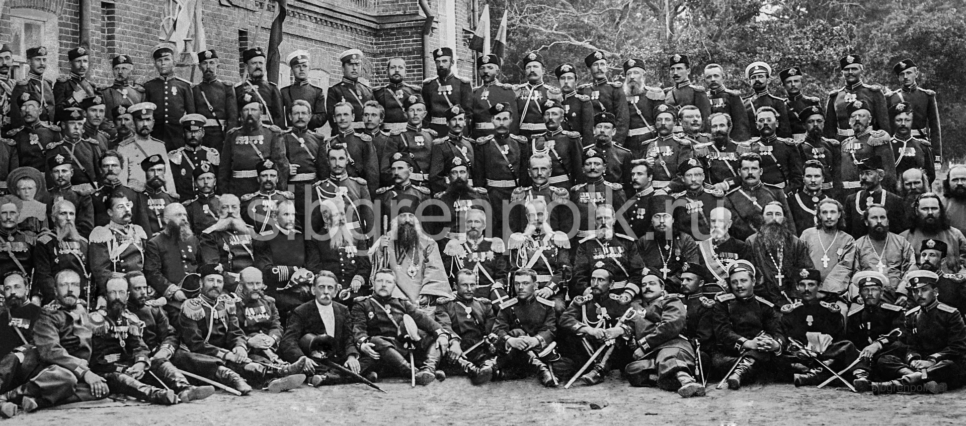 В день празднования 200-летнего юбилея 9-го гренадерского Сибирского полка 24 июня 1900 года. В центре, во втором ряду, в погонах – командир полка пол...