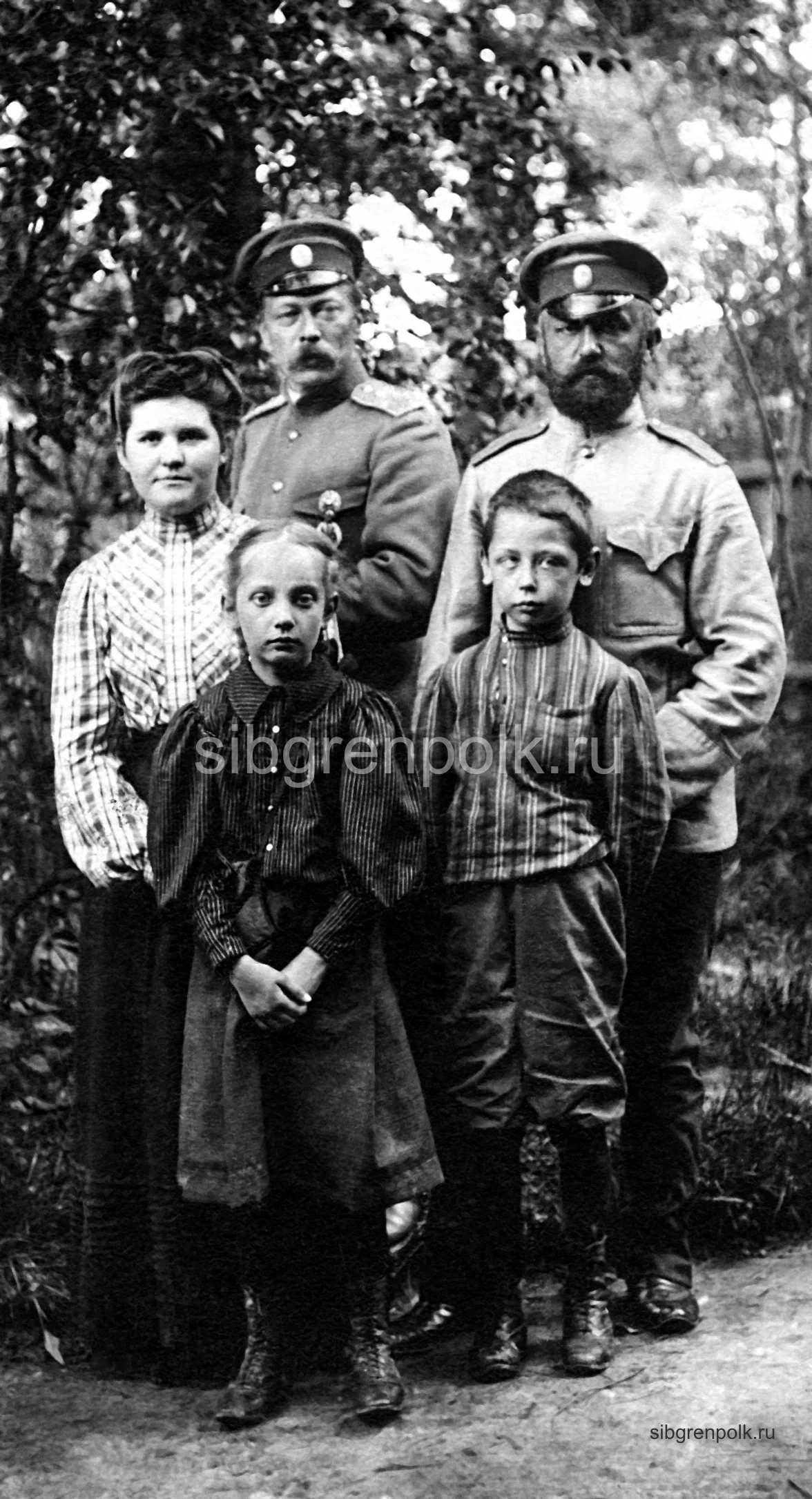 Семья офицера-сибирца, командира роты Его Величества капитана Ивана Алексеевича Быковского. Фотография 1912-1914 гг. г. Владимир. (Из частной коллекци...