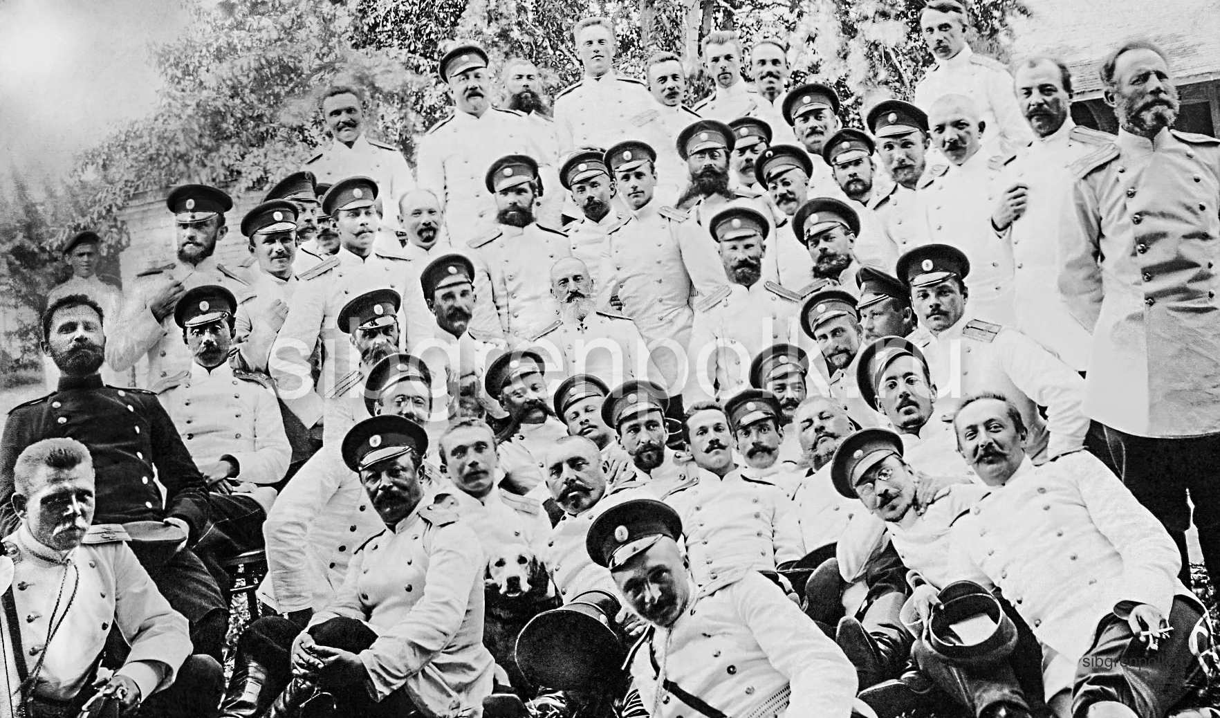 Полковой праздник. В центре – командир полка полковник Внуков В.В. Июнь 1900 года, г.Владимир. (Из частной коллекции).
