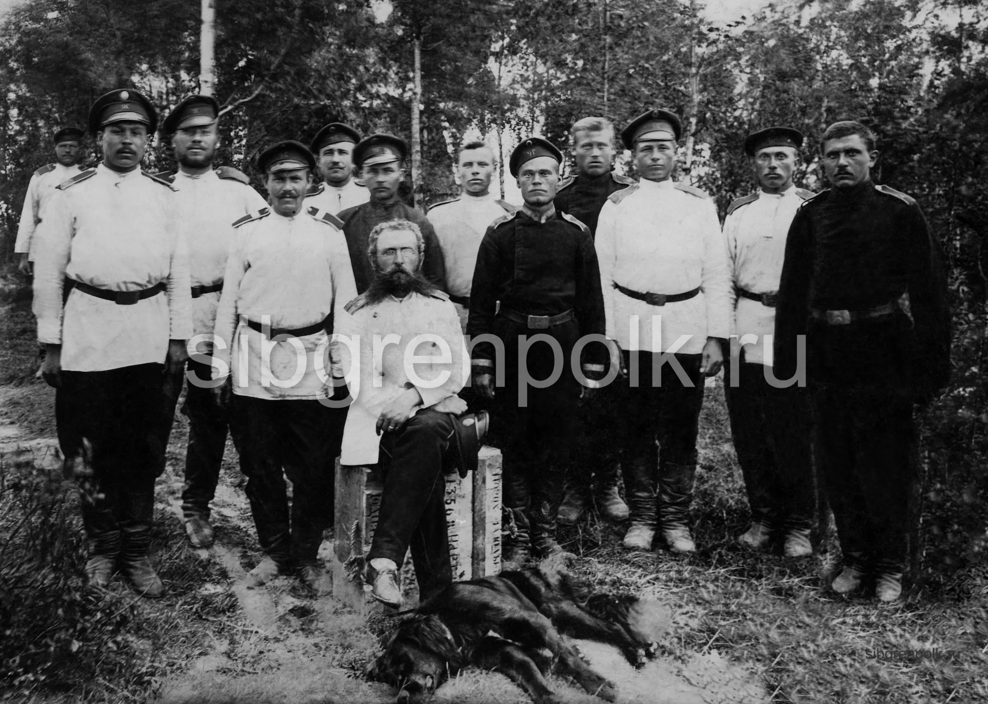 Командир 1 гренадерской роты штабс-капитан Медведков Х.В. с нижними чинами роты в полевом лагере под г. Ярославль. 1903 г. (Из частной коллекции).