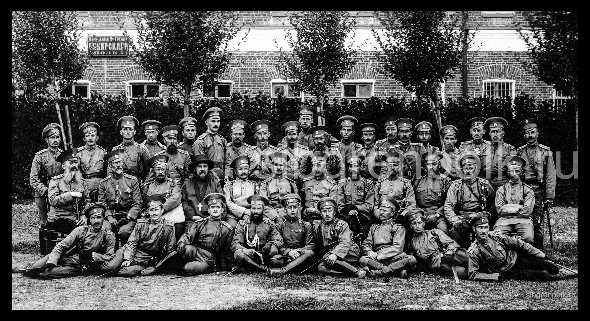 Офицеры полка после молебна в день выхода на войну 28 июля 1914 года. г. Владимир. В центре – командир полка Генерального штаба полковник Токарев В.Н., героически погибшего во главе своего полка в бою 13 июня 1915 года у посада Глиняны. (Из частной коллекции).