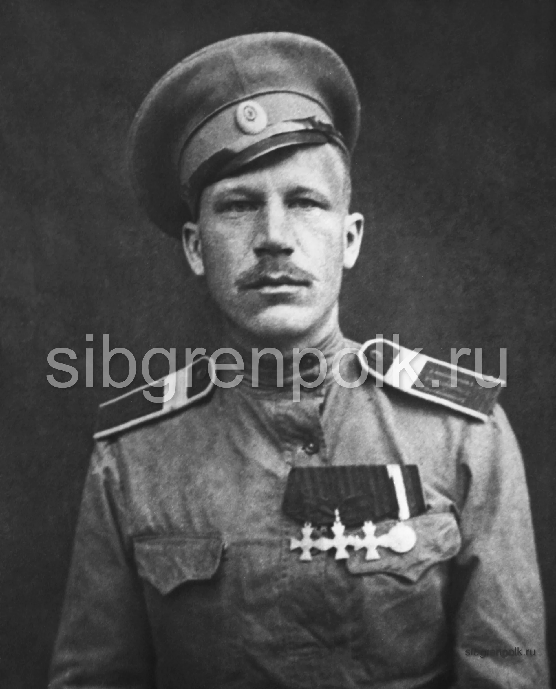Георгиевский кавалер, знаменосец, старший унтер-офицер Никифоров Яков Михайлович награжден знаками отличия Военного ордена «Георгиевский крест»: III степени № 20024 «За то, что во время боев с 3-го по 15.11.1914, за выбытием всех офицеров из роты и фельдфебеля, принял на себя командование ротой», IV степени № 80942 «Награжден от имени Его Императорского Величества, командированным по Высочайшему повелению Генерал-Адъютантом князем Васильчиковым за успешную переправу через р. Вислу 10-12.10.1914». (РГАКФД)