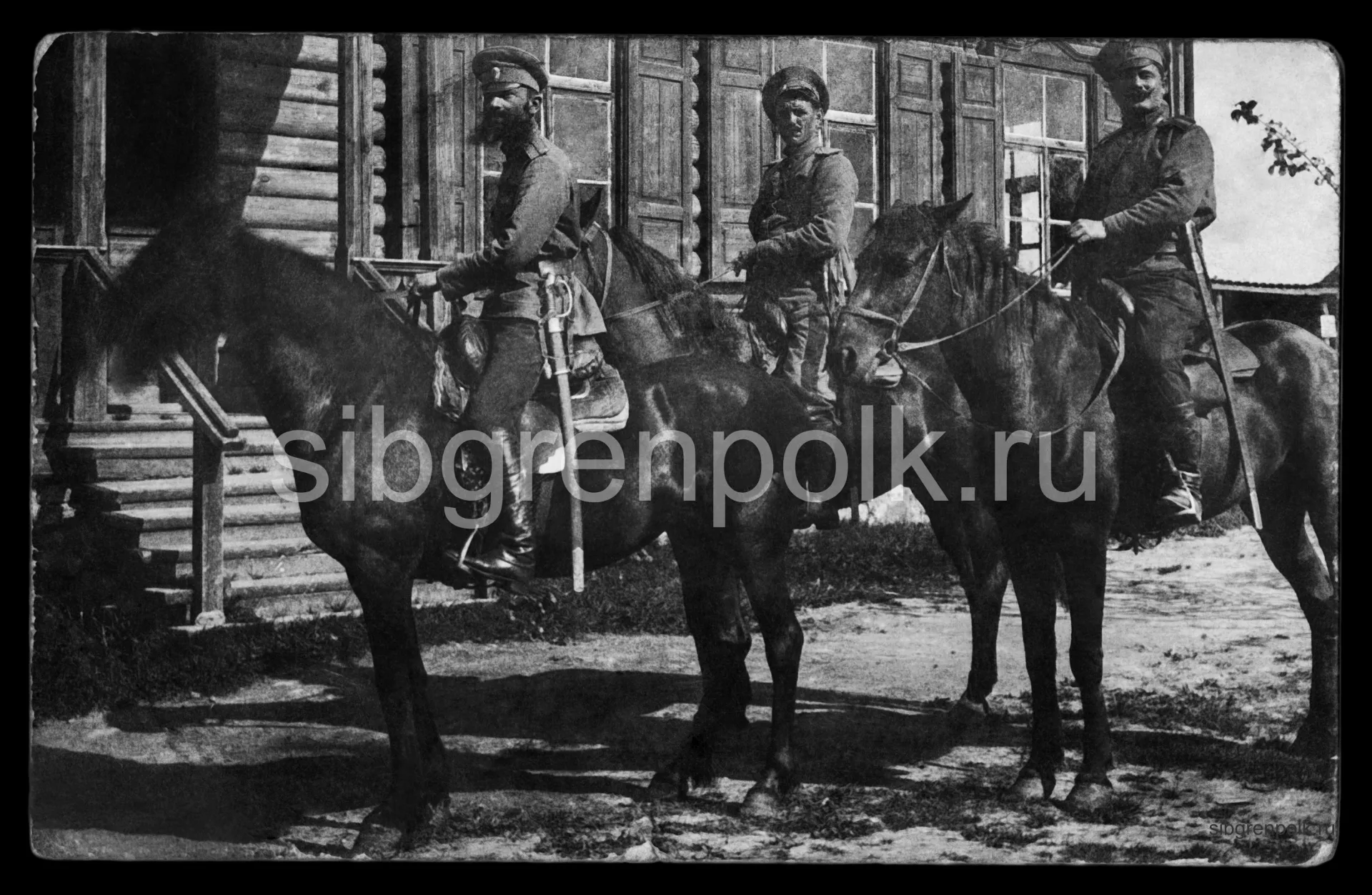 Полковой адъютант поручик Николай Николаевич Ковалев в сопровождении чинов команды конной разведки. 1914 г. (из коллекции потомков поручика Ковалева Н.Н.)