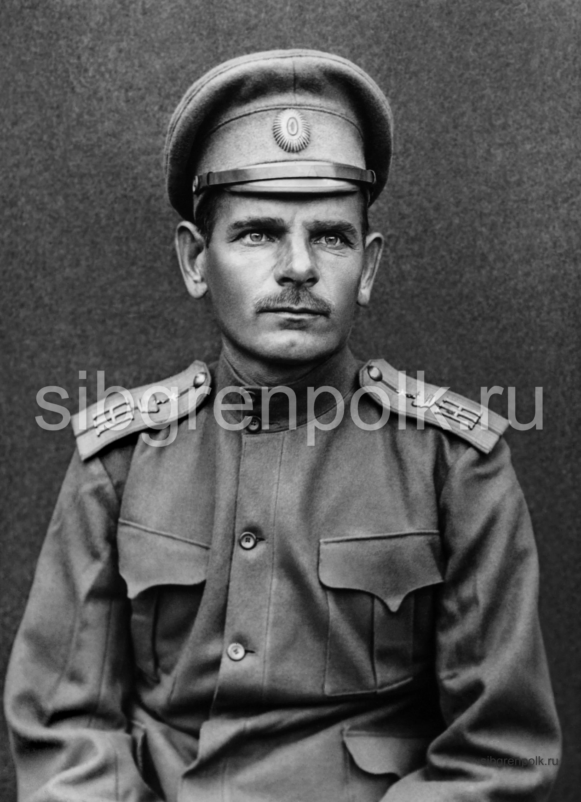 Начальник саперной команды полка прапорщик Кокурин Александр Петрович, 26 августа 1883 г.р., православный, из крестьян Нижегородской губернии. Общее образование: при 6-й Московской гимназии выдержал испытание на вольноопределяющегося 2-го разряда. Служба: нижний чин с 16 октября 1914 г.; прапорщиком армейской пехоты с 26 июля 1915 г., со старшинством с 6 мая 1915 г.; подпоручиком с 23 августа 1916 г., со старшинством с 26 ноября 1915 г.; поручиком с 12 декабря 1916 г., со старшинством с 12 июля 1916 г. Начальник саперной команды с 11 мая 1916 г. Награды: Св. Станислава 3-й степени с мечами и бантом – 28 ноября 1916 г. Св. Анны 3-й степени с мечами и бантом – 1916 г., Св. Станислава 2-й степени с мечами – 1917 г. В кампаниях и сражениях участвовал в 1914-1917 гг. Ранен и контужен был. 1915 год. (РГАКФД).