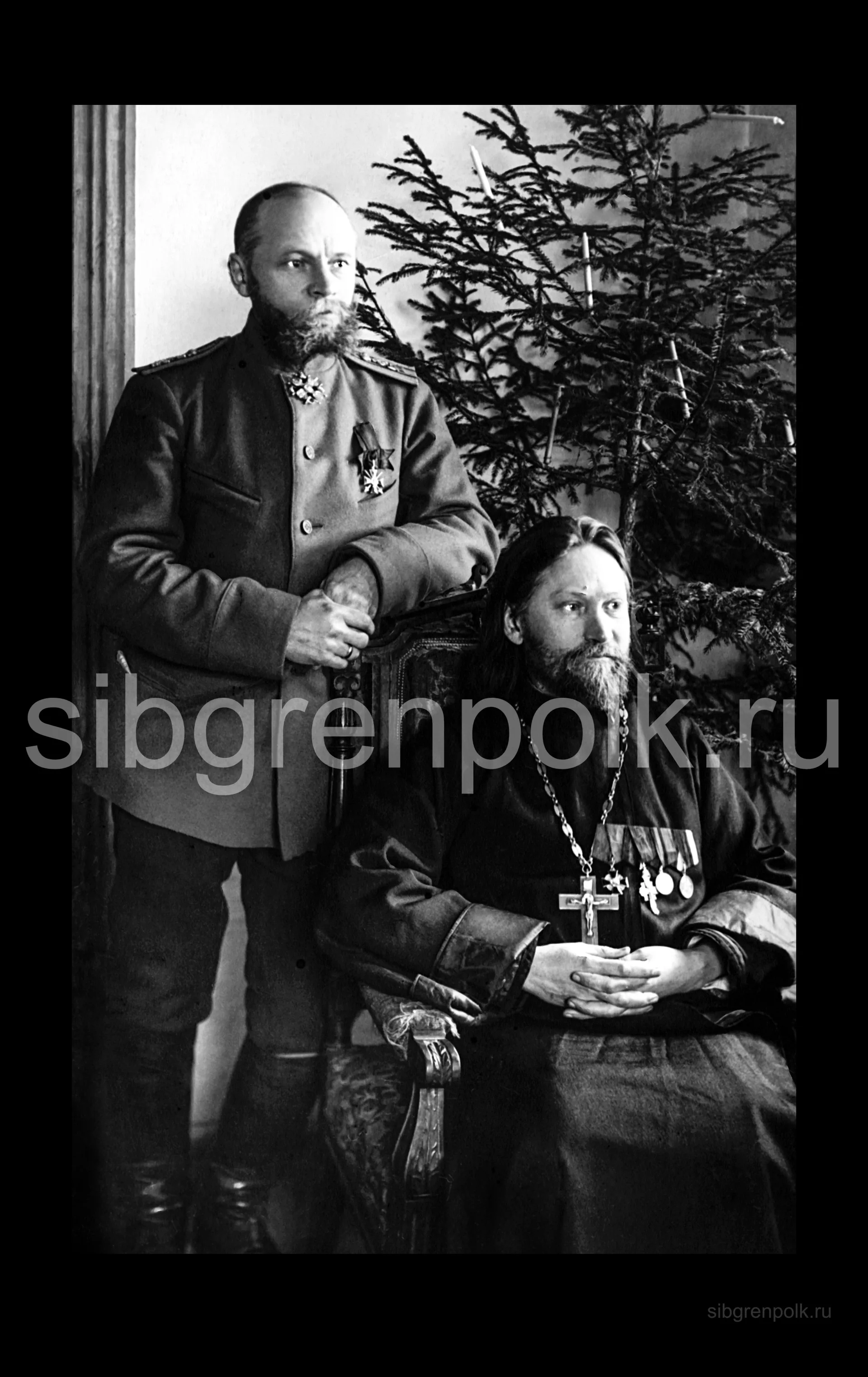 12-го гренадерского Астраханского полка, прикомандированный к полку командир 2-го батальона полковник Посников Николай Федорович и прикомандированный к полку Тамбовской епархии священник Константин Иванович Богоявленский. Православный. Сын дьякона. Окончил курс в духовной семинарии. Законоучителем и учителем с 1895 г. Псаломщиком с 23 июня 1897 г. Священником с 24 сентября 1900 г. Исполняет обязанности полкового священника с 1 ноября 1915 г. Числится в штабе полка. Награды: набедренник – 1904 г., скуфья и орден Св. Анны 3-й степени – 1905 г., камилавка – 6 мая 1912 г., Высочайшая благодарность – 1915 г., Св. Анны 2-й степени с мечами – 1916 г. Фото 1916 год. (РГАКФД).