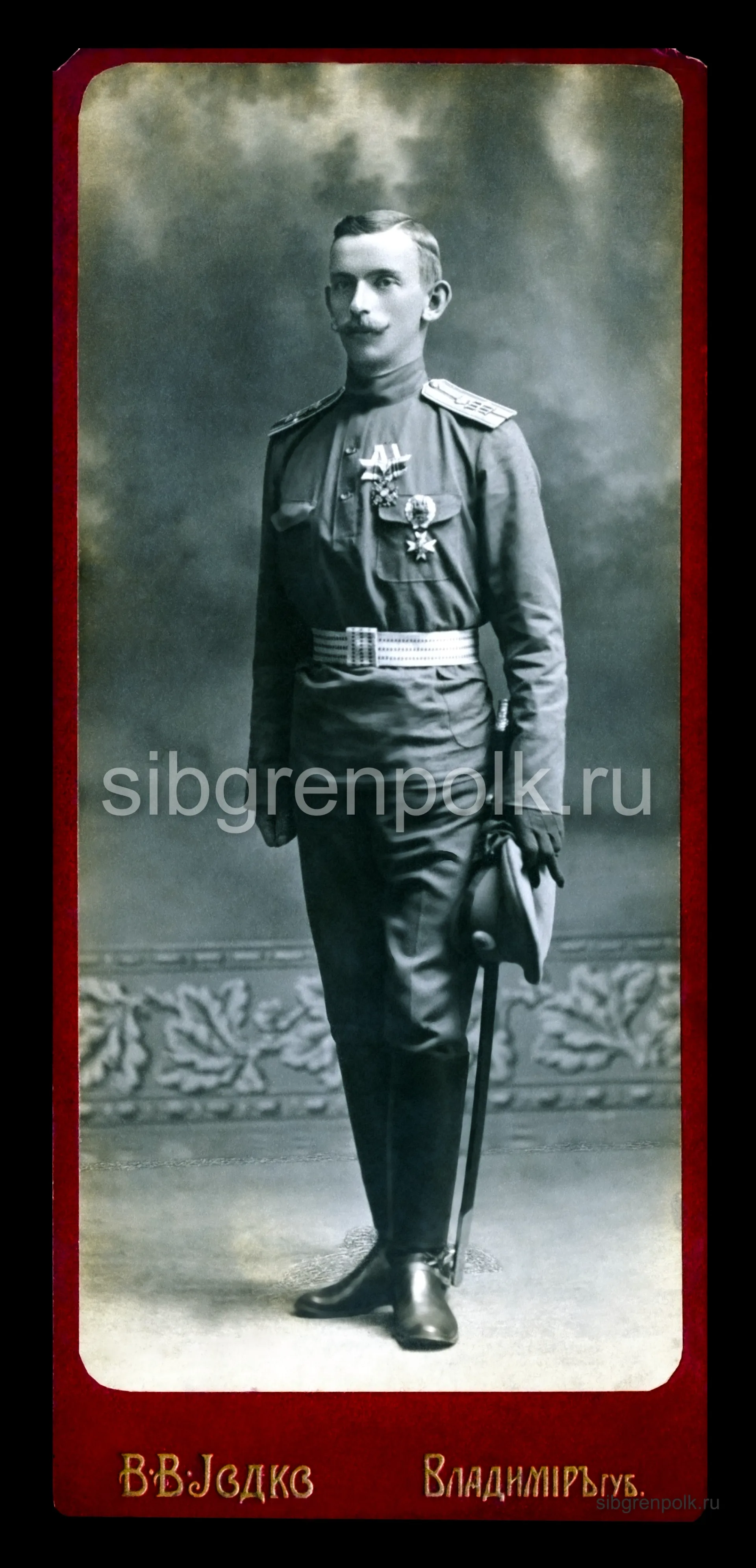 Поручик Алексей Александрович Лебедев, 3 февраля 1891 г.р., православный, из потомственных почетных граждан, уроженец Владимирской губернии. Общее образование: курс Владимирской духовной семинарии. Военное: 3-х месячный курс 2-й Московской школы прапорщиков. Служба: нижний чин с 4 августа 1914 г.; прапорщиком с 2 февраля 1915 г.; подпоручиком с 11 марта 1916 г, со старшинством с 2 августа 1915 г.; поручиком с 25 июня 1916 г., со старшинством с 2 декабря 1915 г. Награды: Св. Анны 4-й степени с надписью «За храбрость» - 9 июня 1915 г., Св. Станислава 3-й степени с мечами и бантом - 29 декабря 1915 г. В бою 19 сентября 1916 г. без вести пропал. Фотография не позднее середины 1916 года, г. Владимир.