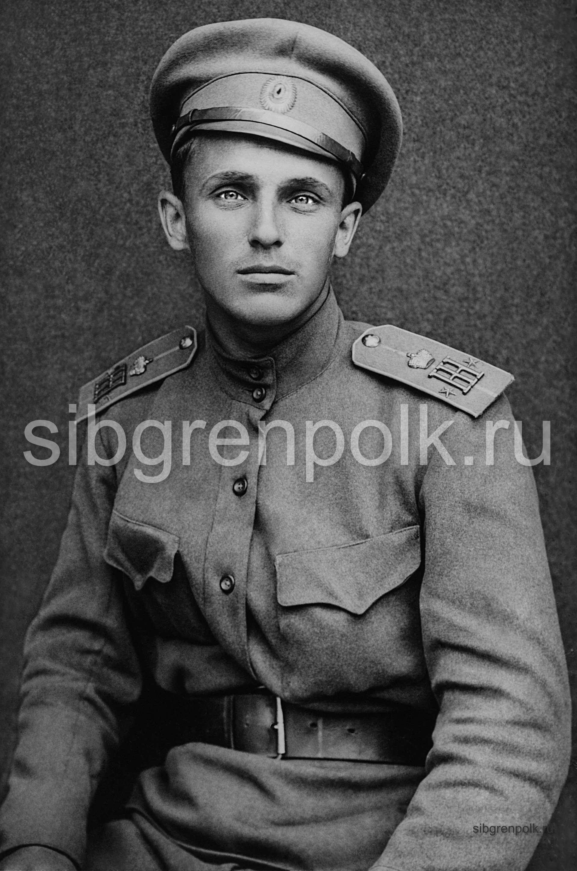 Подпоручик Юхнов Александр Яковлевич, 16 января 1894 г.р., православный. Из мещан Московской губернии. Общее образование: 4-х классное Дмитровское городское училище. Военное: 3-х месячный курс 4-й Петергофской школы прапорщиков. Служба: нижний чин с 7 мая 1915 г.; прапорщиком армейской пехоты с 15 августа 1915 г.; подпоручиком с 31 мая 1916 г., со старшинством с января 1916 г.; поручиком с 19 ноября 1916 г., со старшинством с 11 мая 1916 г. Начальник команды траншейных орудий с 1 ноября 1916 г. Награды: Св. Станислава с мечами и бантом - 28 ноября 1916 г., Св. Анны 3-й степени с мечами и бантом – 1916 г. Начальник команды траншейных орудий. Фото 1915 г. (РГАКФД).