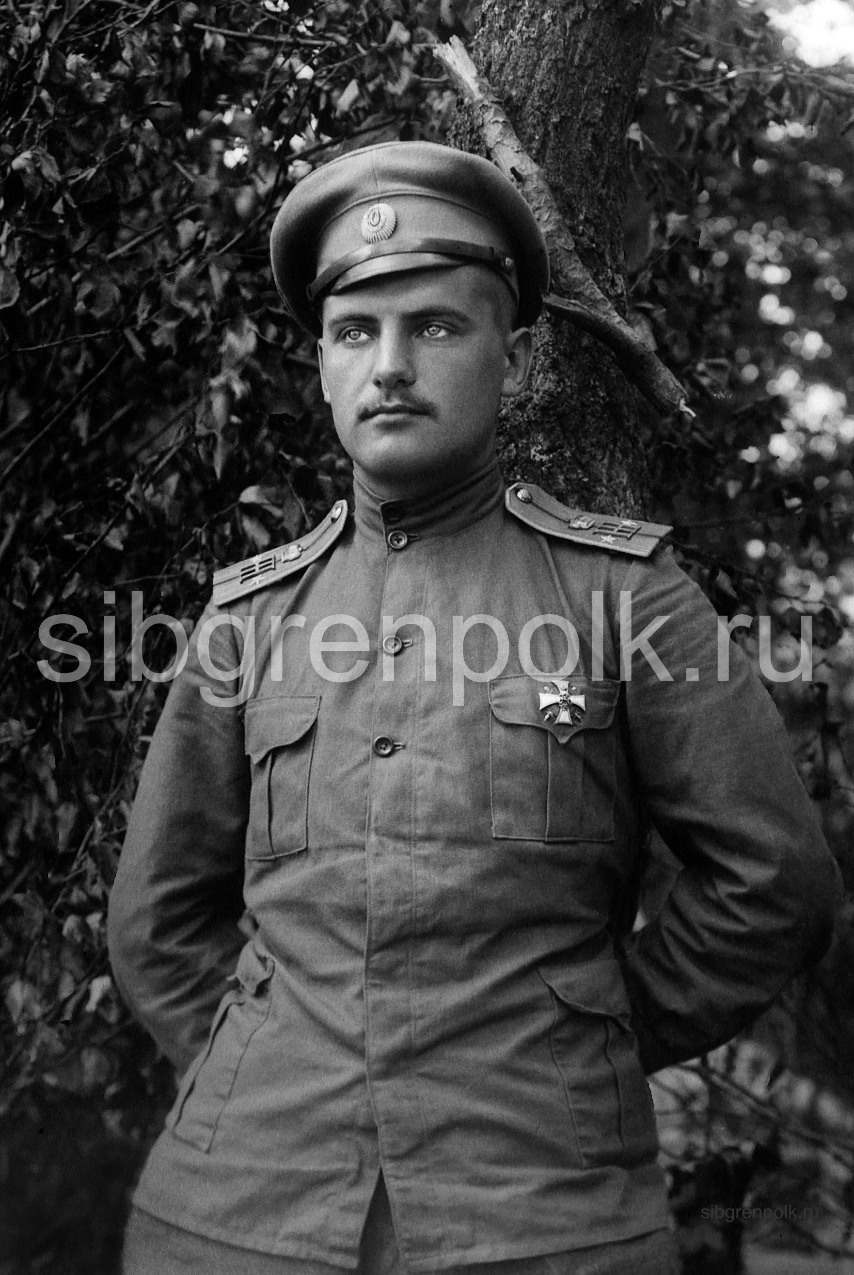Подпоручик Вознесенский Александр Николаевич, 2 августа 1893 г.р., православный. Сын священника, уроженец Казанской губернии. Общее образование: 4 класса Казанской духовной семинарии. Военное: Казанское военное училище по 1-му разряду. Служба: нижний чин с 4 декабря 1914 г.; прапорщиком с 1 мая 1915 г., со старшинством с 1 апреля 1915 г.; подпоручиком с 1 мая 1916 г., со старшинством с 25 ноября 1915 г.; поручиком с 12 октября 1916 г., со старшинством с 25 марта 1916 г. Вакансии в полку не занимает. В бою 19 сентября 1916 г. пропал без вести. Награды: Св. Анны 4-й степени с надписью «За храбрость» - 1916 г., Св. Станислава 3-й степени с мечами и бантом – 1916 г. Утверждено 2 февраля 1917 г., Св. Анны 3-й степени с мечами и бантом – 1916 г. Пропал без вести в бою 19 сентября 1916 года. Фото 1915 г. (РГАКФД).