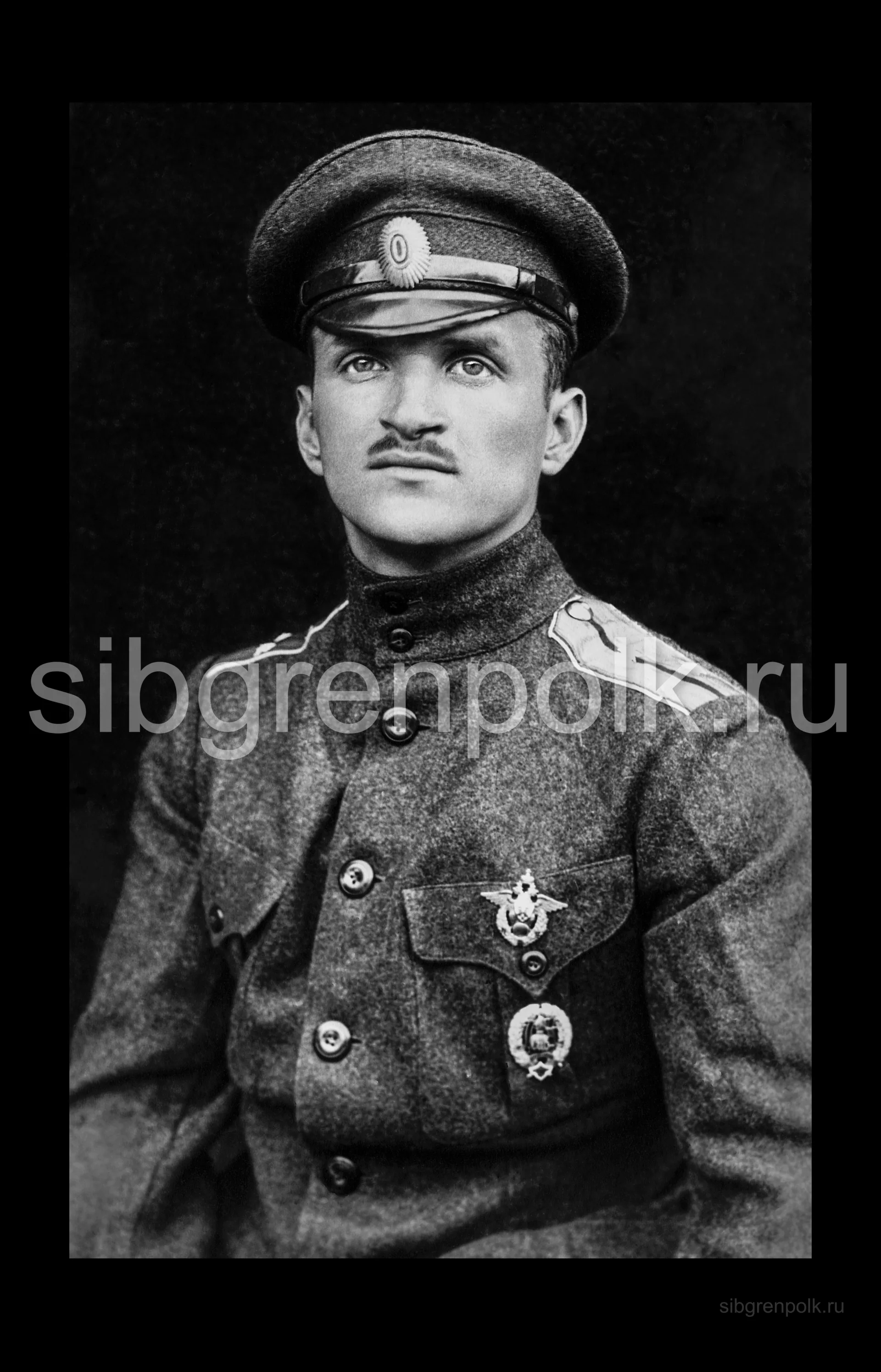Поручик Анисимов Владимир Яковлевич, 8 июля 1891 г.р., православный, из крестьян, уроженец Орловской губернии. Общее образование: Киевское реальное училище. Военное: Одесское военное училище по 1-му разряду. Служба: нижний чин с 1 сентября 1912 г.; подпоручиком с 12 июля 1914 г., со старшинством с 6 августа 1913 г.; поручиком с 13 мая 1916 г., со старшинством с 19 июля 1915 г.; штабс-капитаном с 19 ноября 1916 г., со старшинством с 20 апреля 1916 г. Вакансий в полку не занимает. Прикомандирован к 7-му Особому пехотному полку с 5 августа 1916 г. Награды: Св. Анны 4-й степени с надписью «За храбрость» - 8 августа 1915 г., Св. Станислава 3-й степени с мечами и бантом – 1916 г., Св. Станислава 2-й степени с мечами – 1915 г., Св. Анны 2-й степени с мечами - 1916 г., Св. Анны 3-й степени с мечами и бантом - 1916 г. В кампаниях участвовал в 1914-1916 гг., участвовал в боях, ранен и контужен был. Командующий 5-й гренадерской ротой. Фото 1916 г. (РГАКФД).