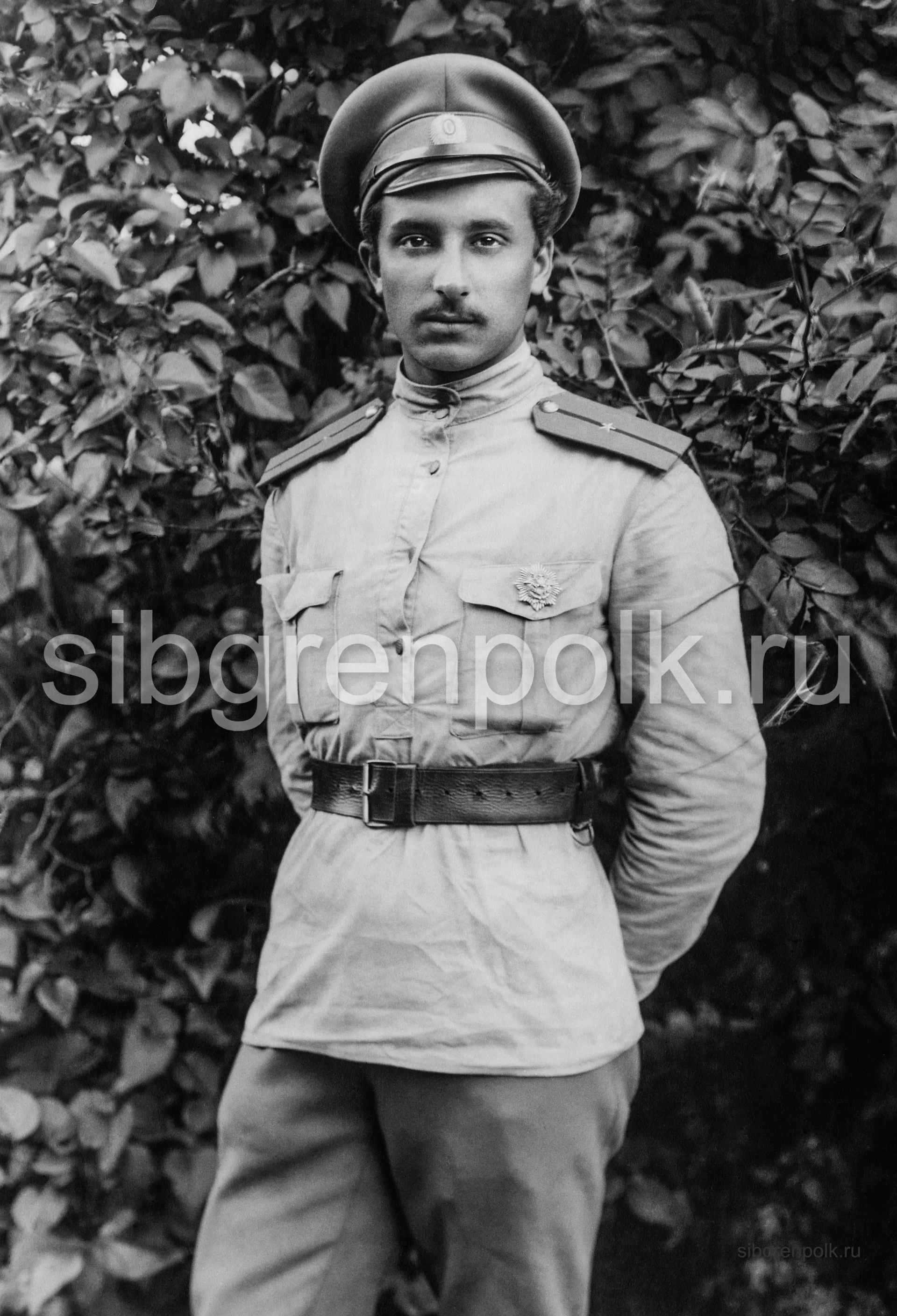 Прапорщик Бокуновский Константин Владимирович, 11 июля 1894 г.р., православный. Сын чиновника Бессарабской губернии. Общее образование: полный курс Бельградской гимназии. Военное: Киевское военное училище ускоренный курс по 1-му разряду. Служба: нижний чин с 1 сентября 1915 г.; прапорщиком с 1 января 1916 г.; подпоручиком с 11 ноября 1916 г., со старшинством с 10 августа 1915 г. Командирован в 84-й пехотный полк для замещения должности офицера с 27 января 1917 г. Награды: Св. Анны 4-й степени с надписью «За храбрость» - 1917 г. В кампаниях и сражениях участвовал в 1916-1917 гг. Фото 1916 г. (РГАКФД). На груди знак об окончании 1-го Киевского Константиновского военного училища.