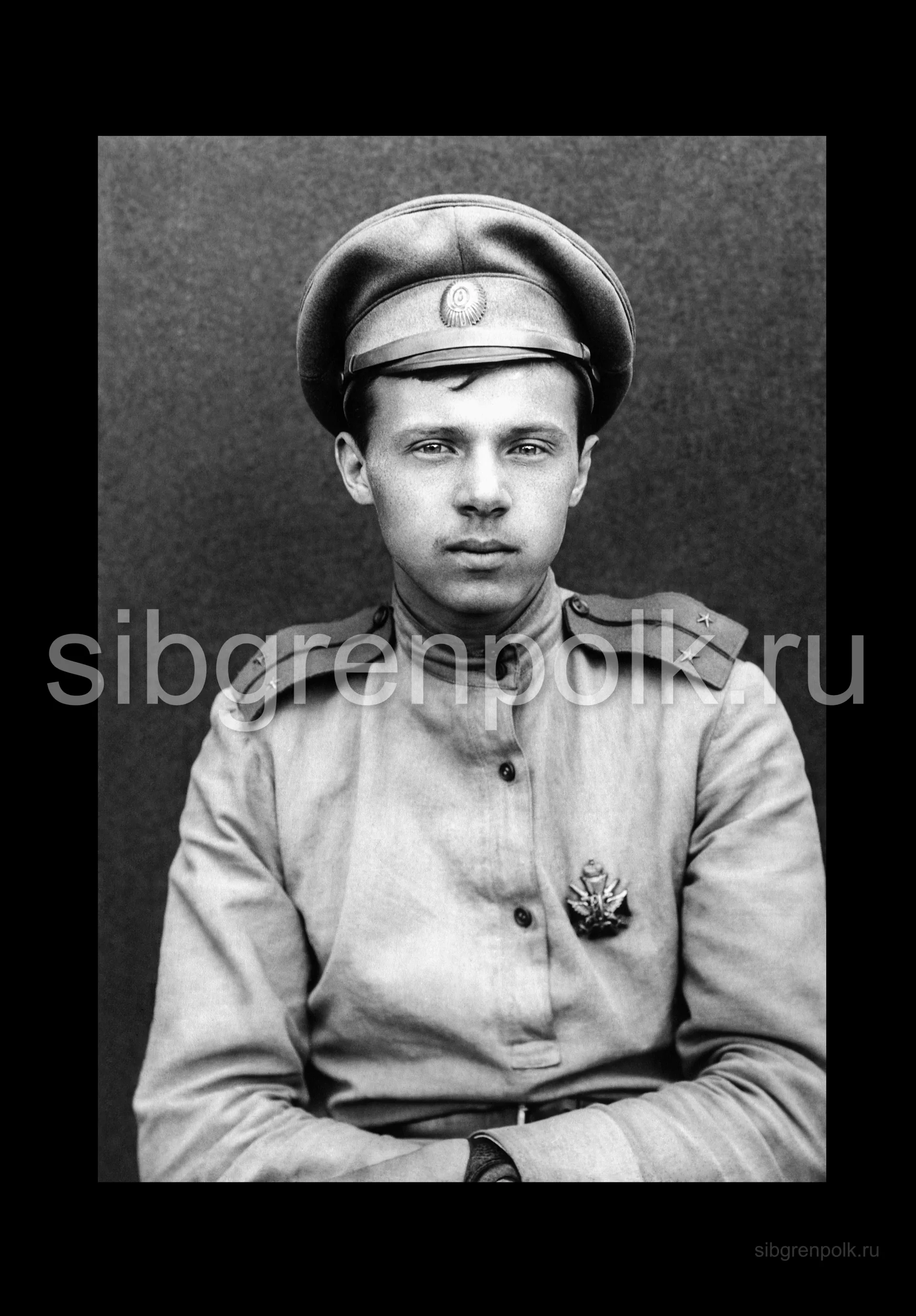 Поручик Тарасенко Александр Илларионович, 20 августа 1893 г.р., православный. Из мещан, уроженец г. Киева. Общее образование: Московское Александровское коммерческое училище. Военное: Алексеевское военное училище ускоренный курс по 1-му разряду. Служба: нижний чин с 1 декабря 1914 г.; прапорщиком с 1 мая 1915 г., со старшинством с 1 апреля 1915 г.; подпоручиком с 23 мая 1916 г., со старшинством с 1 декабря 1914 г.; поручиком с 12 октября 1916 г., со старшинством с 1 апреля 1916 г. Награды: Св. Станислава 3-й степени с мечами и бантом - 28 ноября 1916 г., Св. Анны 3-й степени с мечами и бантом – 1916 г. В кампаниях и сражениях участвовал. Ранен был. Командир 8-й гренадерской роты. На груди знак об окончании Алексеевского военного училища. Фото 1916 г. (РГАКФД).
