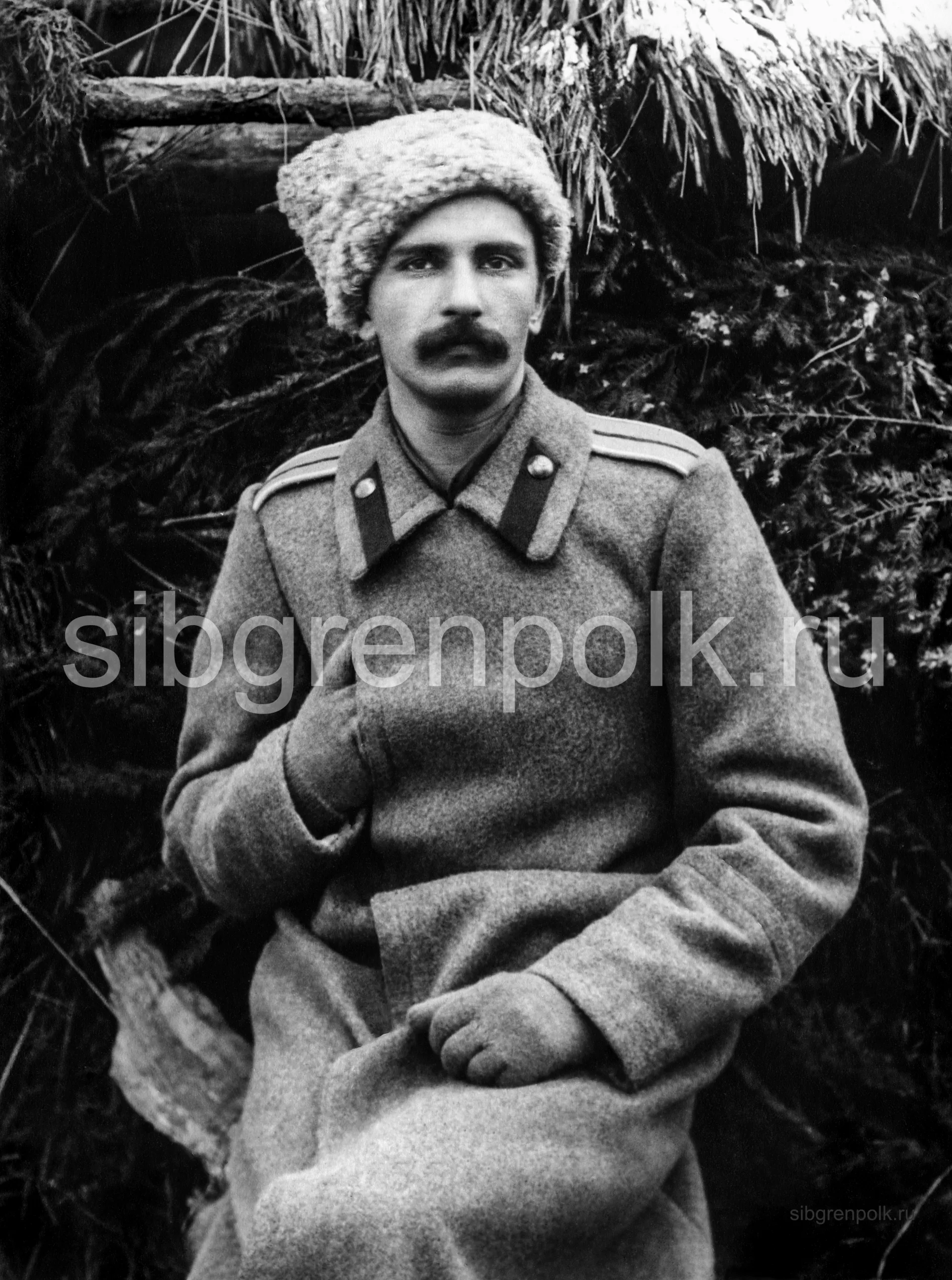Поручик Морозович Александр Львович, 13 декабря 1893 г.р., православный, сын коллежского регистратора, уроженец Черноморской губернии. Общее образование: Новороссийское городское 4-х классное училище. Военное: 2-я Киевская школа прапорщиков «Успешно». Служба: нижний чин с 10 августа 1914 г.; прапорщиком армейской пехоты с 14 января 1915 г; подпоручиком с 31 марта 1916 г., со старшинством 27 октября 1915 г.; поручиком с 11 октября 1916 г., со старшинством с 27 февраля 1916 г. Вакансии в полку не занимает. В бою 24-25 июня 1916 г. без вести пропал. Награды: Св. Станислава 3-й степени с мечами и бантом – 28 ноября 1916 г. В кампаниях участвовал в 1915-1916 гг. В сражениях был. Ранен и контужен не был. Фото 1916 г. (РГАКФД).