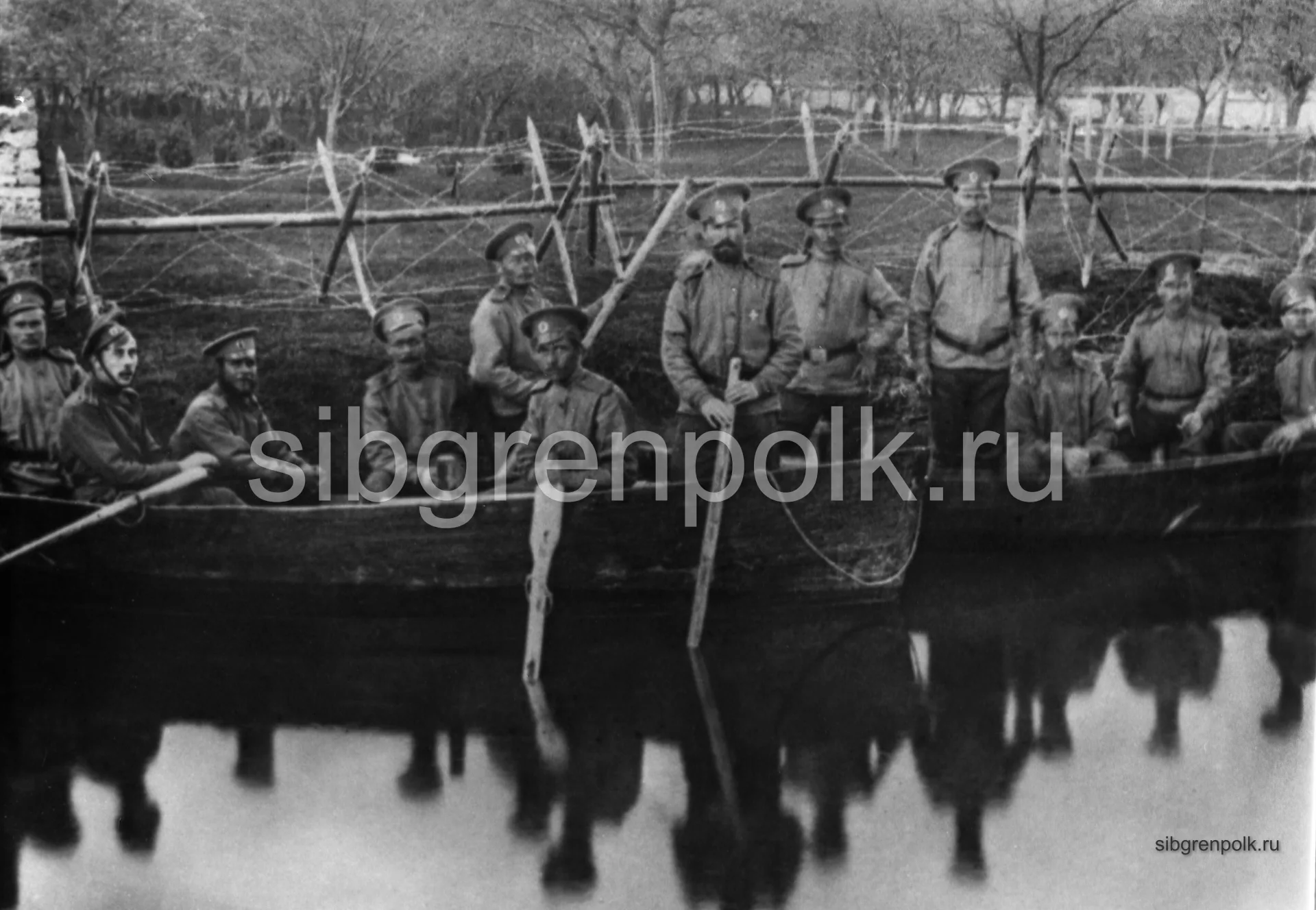 Адъютант полка поручик Шилов Н.В. (второй слева) с саперами во время испытания лодок на р. Лида, апрель 1915 г. (РГАКФД)