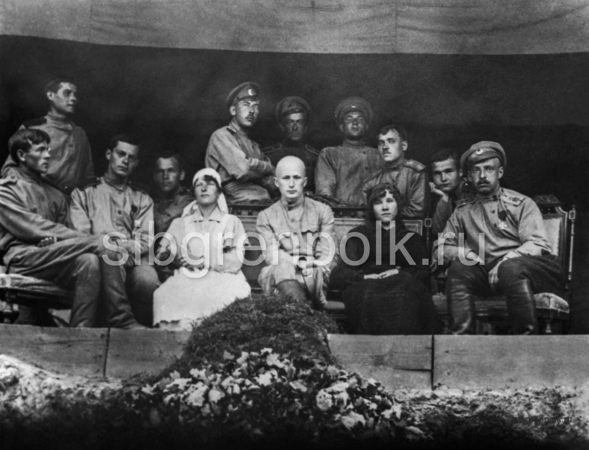 Группа артистов полка. 1915 г. (РГАКФД)