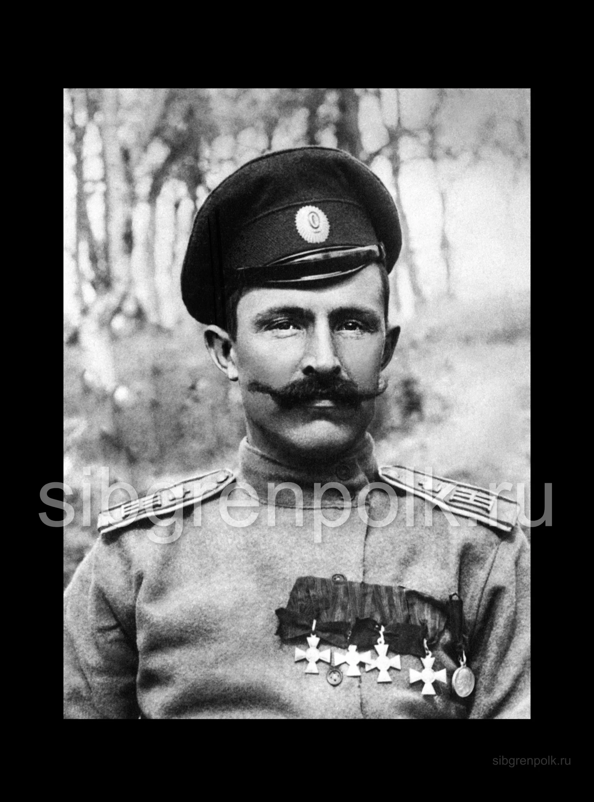 Полный Георгиевский кавалер подпрапорщик Гарин Степан Григорьевич (?), награжденный знаками отличия Военного ордена «Георгиевский крест»: 1 степени № 1445 «За то, что в бою 25.06.1915, командуя ротой, за выбытием в роте офицеров, был послан на поддержку 12 гренадерского Астраханского полка, получив приказ выбить неприятеля из сильно укрепленных окопов у фольварка Марцинов, он выполнил его блестяще; причем было взято в плен 350 австрийцев, много винтовок, обойм с патронами и действующий пулемет»; 2 степени № 3173 «За то, что в бою 22-24.06.1915 у м. Красника, во время отхода 3-го батальона и 2-х рот 506 пеш. Нижегородской дружины, был назначен с полуротой для прикрытия отступающих частей, чтобы задержать сильно наседавшего противника. Благодаря своему личному мужеству и распорядительности, он стойко выполнил возложенную на него задачу и этим дал возможность отойти частям полка. Свою полуроту, которую неприятель обошел с правого фланга, он вывел в полном составе и порядке и присоединился к своим частям»; 3 степени №12574 «За то, что, будучи в прикрытии пулеметов со своим взводом, в лесном бою у д.д. Загоржице, Садове и Гоща, при атаке 5.11.1914, вместе с пулеметной командой выбил из окопов противника против нашего правого фланга, чем способствовал очищению позиции для пулеметов против фронта противника, причем был ранен и остался после перевязки в строю»; 4 степени №172196 «За успешную переправу через р. Вислу и за участие в боях с 10-го по 19.10.1914». (РГАКФД)