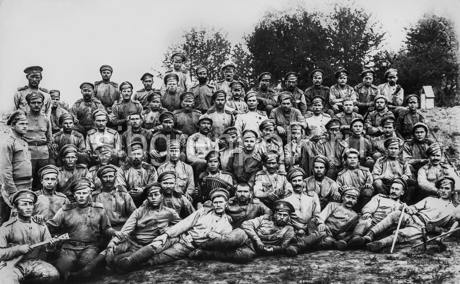 Саперная команда полка. В центре командир команды поручик Кокурин П.Г. Фото 1916 г. (РГВИА).