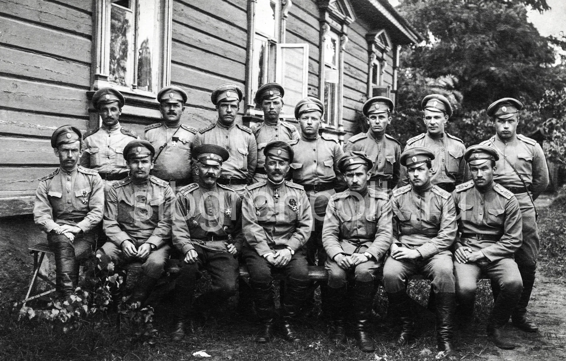 Офицеры полка у штаба полка на г.дв. Новый Двор. Сидят (слева направо): поручик Лебедев Алексей, подпоручик Лебедев Василий, полковник Подъяпольский В...