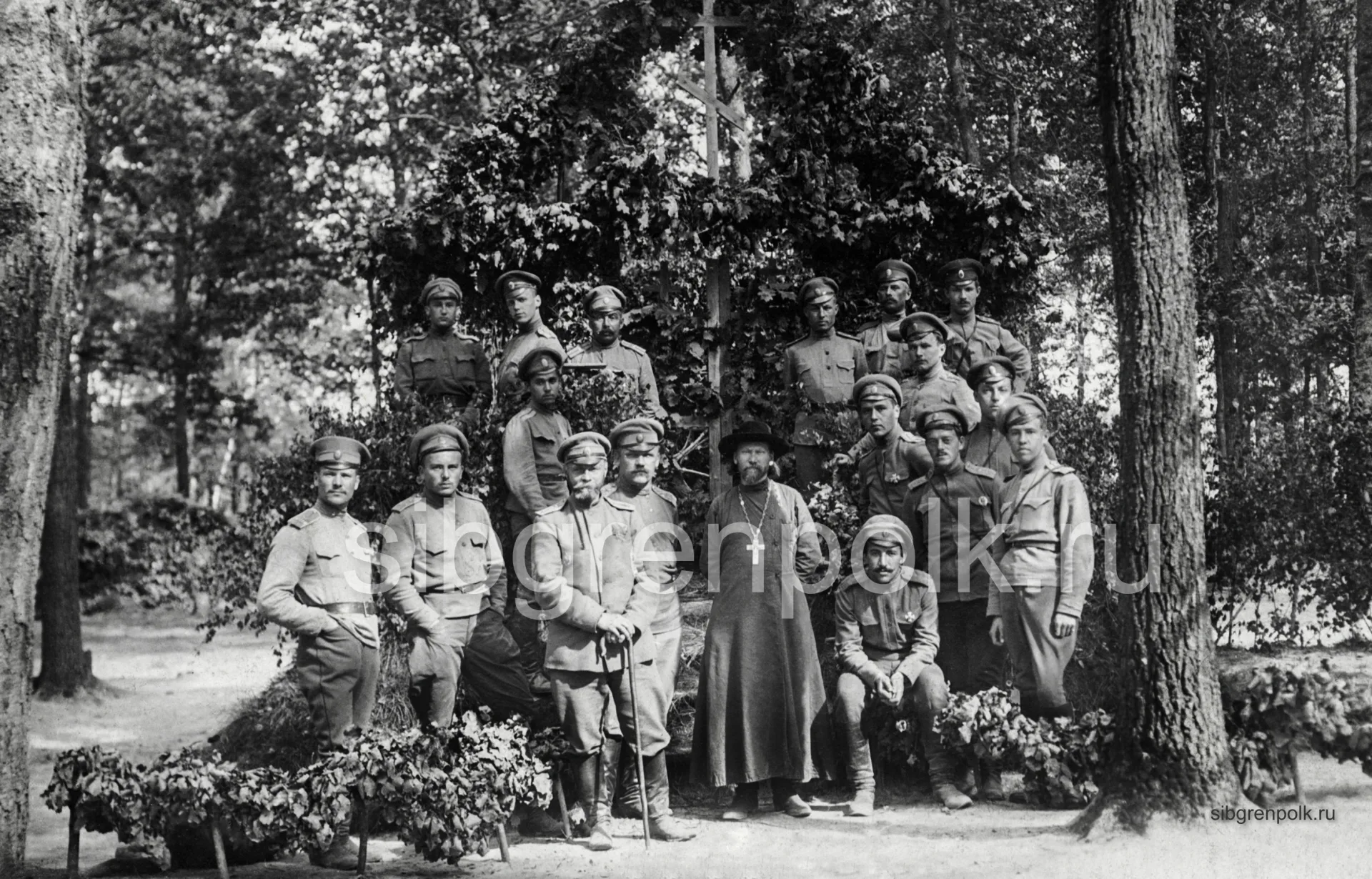 У походной церкви. Верхний ряд (слева направо): прапорщик Бережной С.Я., подпоручик Любченко М.В., зауряд-прапорщик Большакин В.Г., прапорщик Степанов...