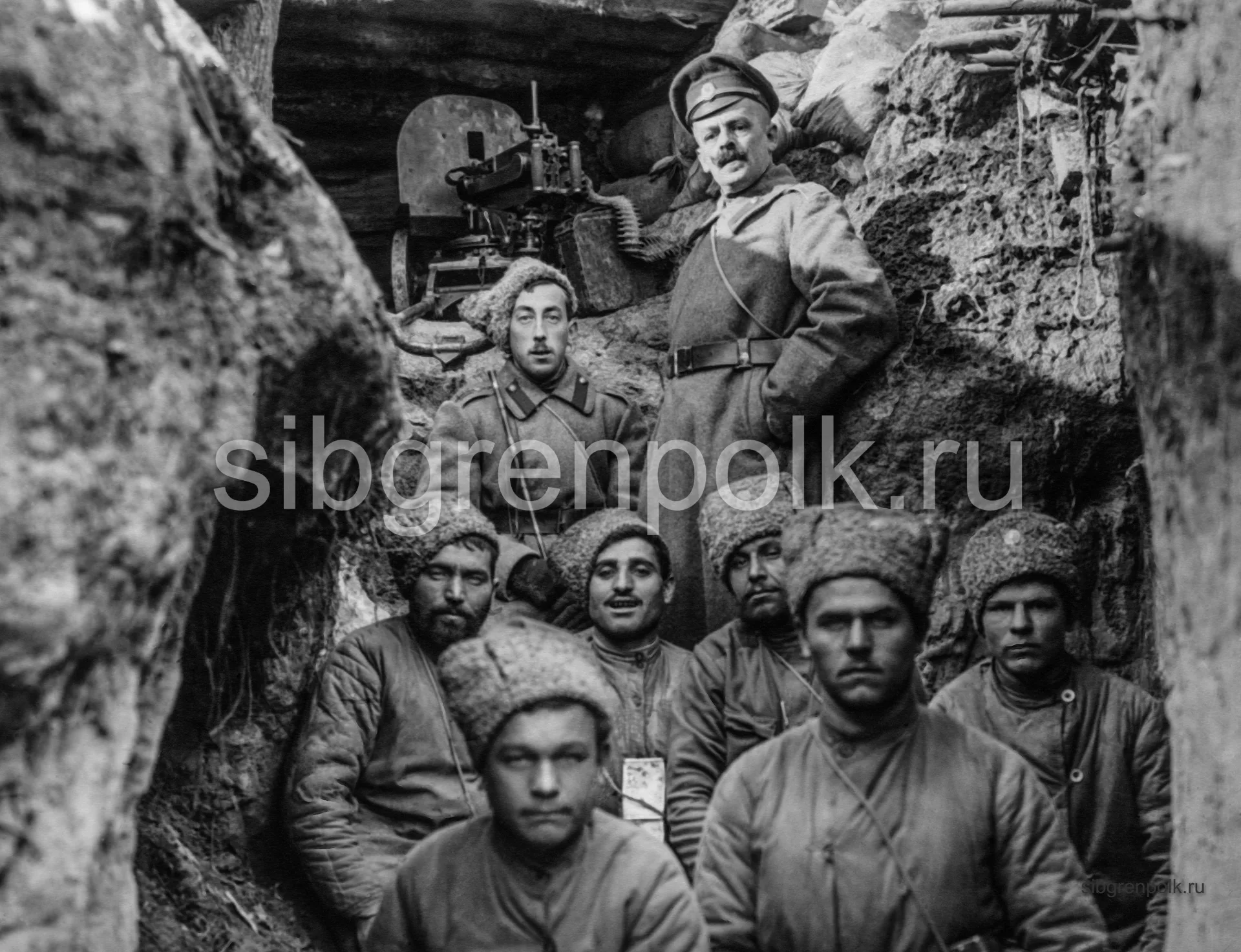Правый боевой участок 12-й гренадерской роты (№4) д. Шельвов. Офицеры: сидит командующий ротой прапорщик Шилов Н.В., стоит- командир 3-го батальона по...