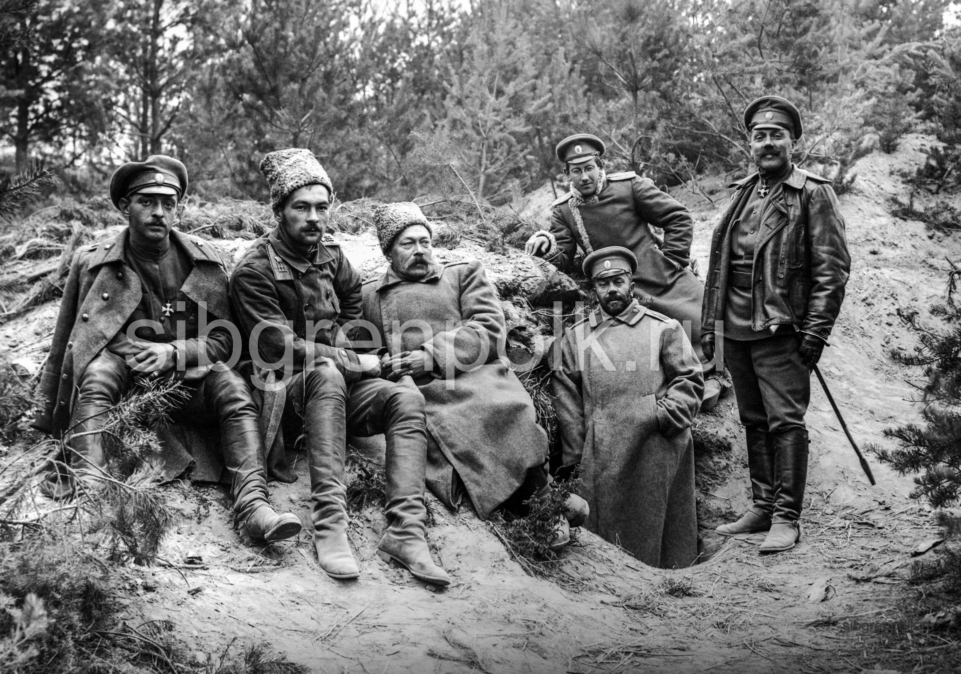 Штаб полка у д. Сервечь. Слева направо: начальник команды конных разведчиков подпоручик Сарайкин Н.В., начальник полковой команды связи подпоручик Ива...