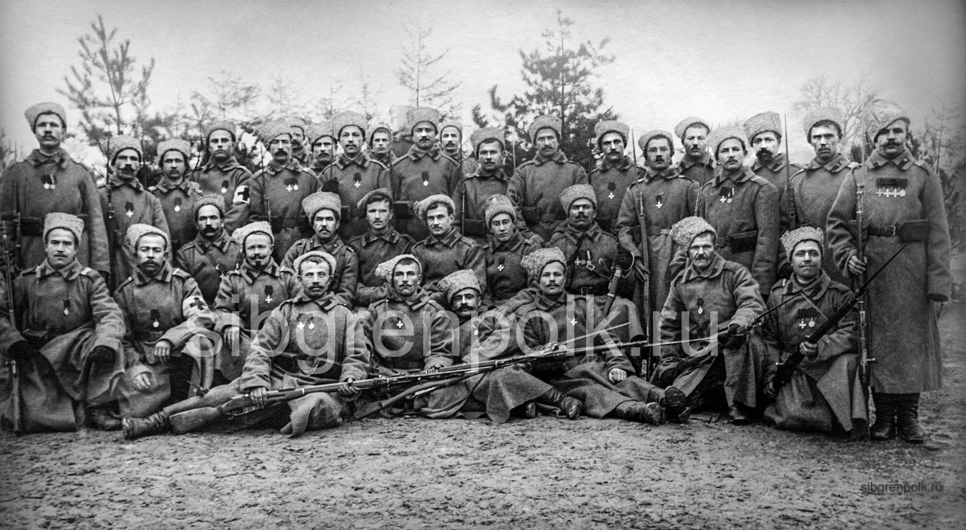 Команда Георгиевских кавалеров полка. В центре – георгиевские кавалеры поручики Некрашевич Н.Я. и Джуркович Д.С.. Фото 1916 г. (РГВИА).