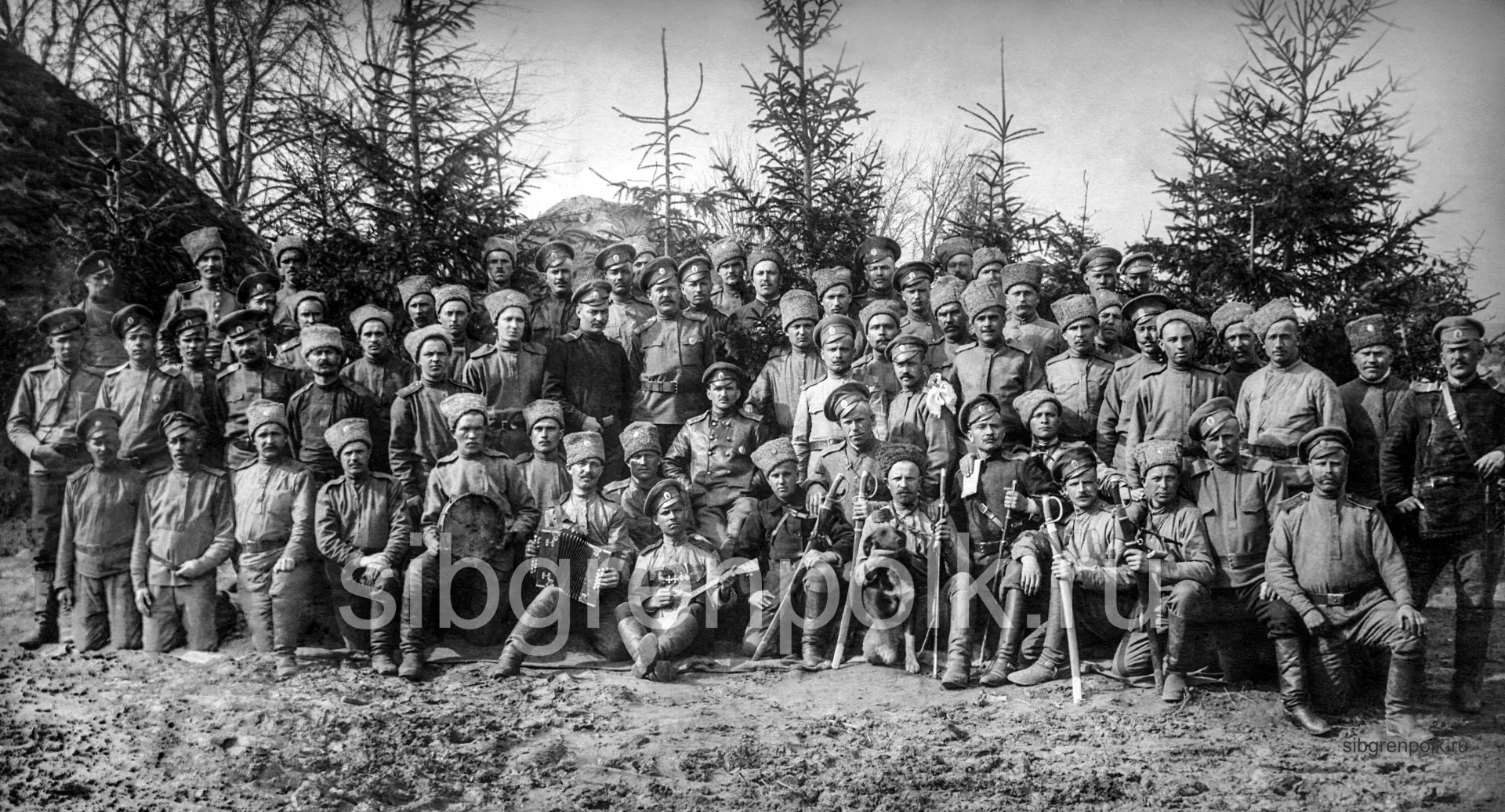 Полковая команда связи, в центре ее командир – поручик Анисимов В.Я. Фото 1916 г. (РГАКФД).