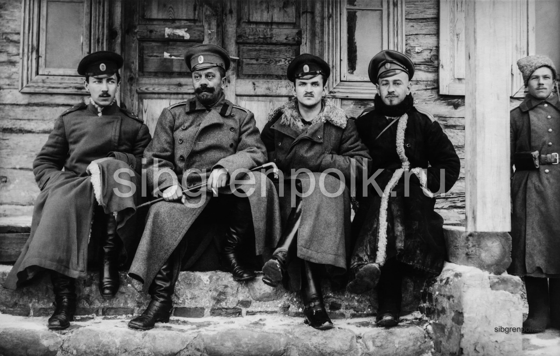Слева направо: полковой адъютант поручик Шилов Н.В., подполковник Федоровский П.О., поручик Анисимов В.Я., неизвестный. Весна 1916 г. (РГАКФД).