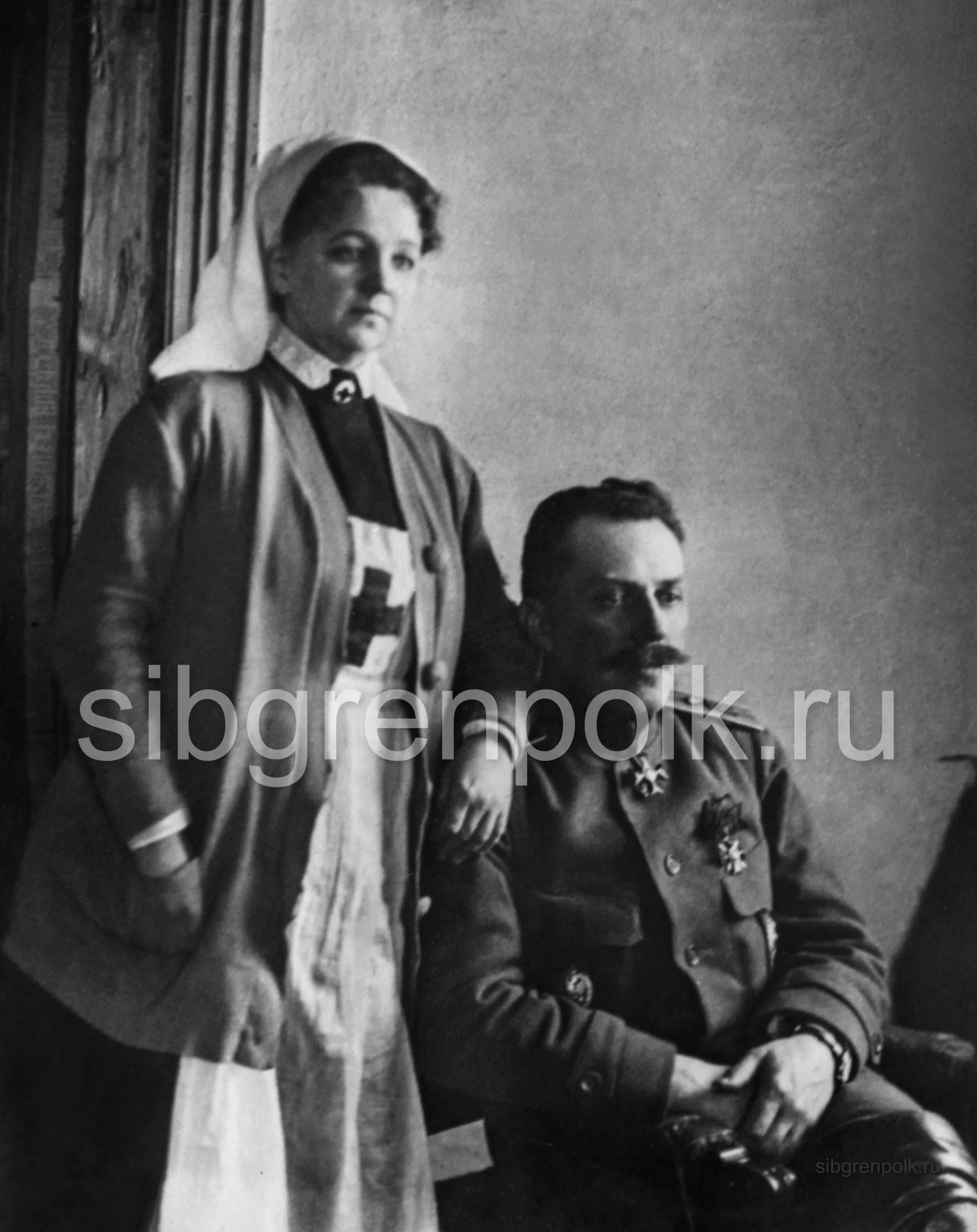 Начальник штаба 3-й гренадерской дивизии полковник Савченко С.Н. с супругой. Снято не позднее осени 1916 г. (РГАКФД)