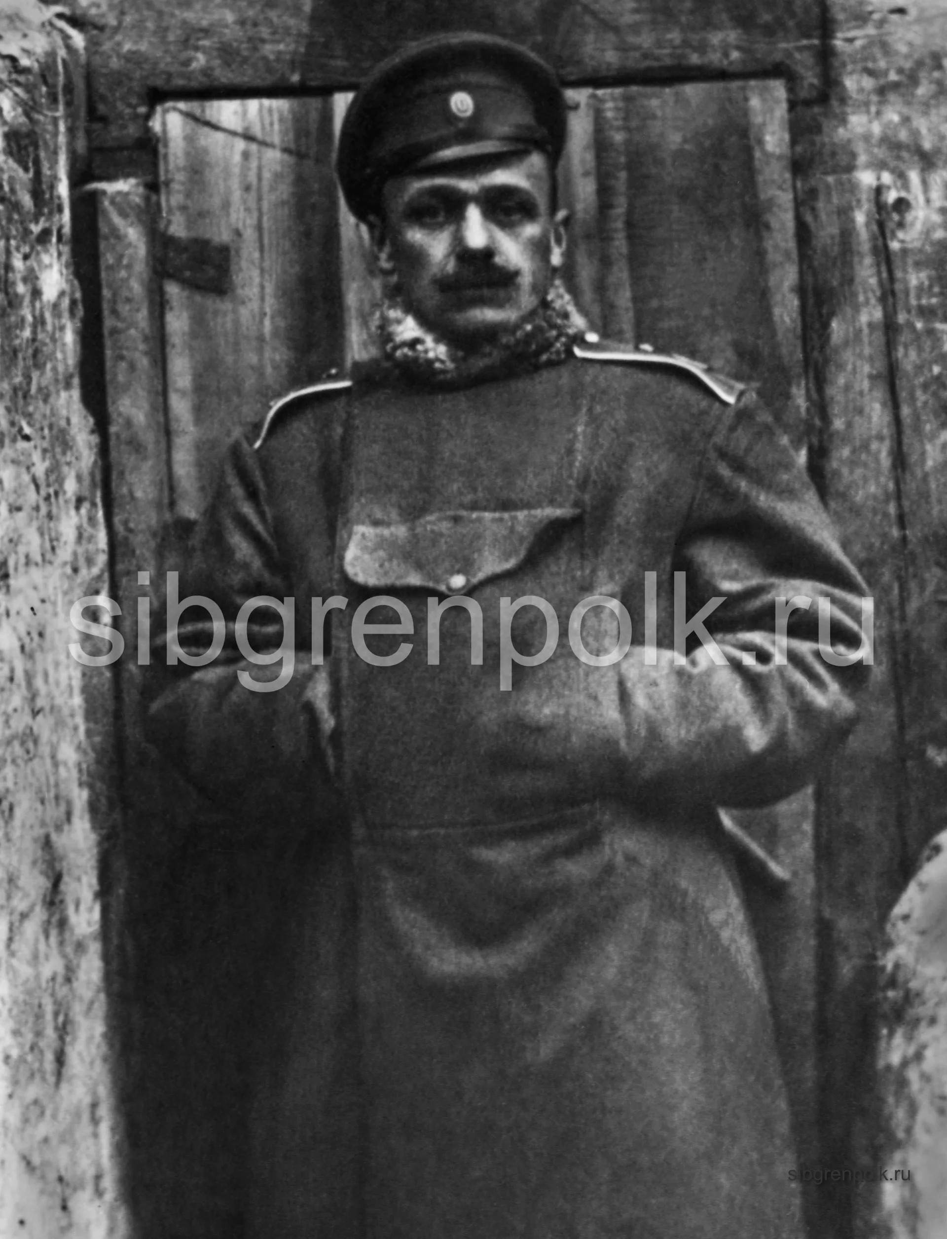 Командир 9-го гренадерского Сибирского полка полковник Антонович А.Т. (18.10.1916 г. – 04.05.1917 г.) у входа в землянку. (РГАКФД)