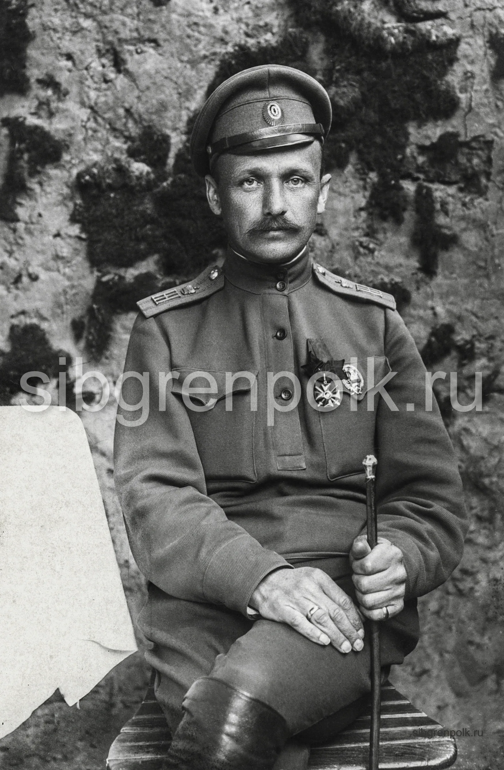 Командир полка полковник Антонович А.Т. у своей землянки. Позиция 9-го гренадерского Сибирского полка на участке от дороги Котлы-Лысоха (искл.) до выс. 121,9 (вкл.), Волынская губерния Владимиро-Волынский уезд. 14 мая 1917 года. (РГВИА)