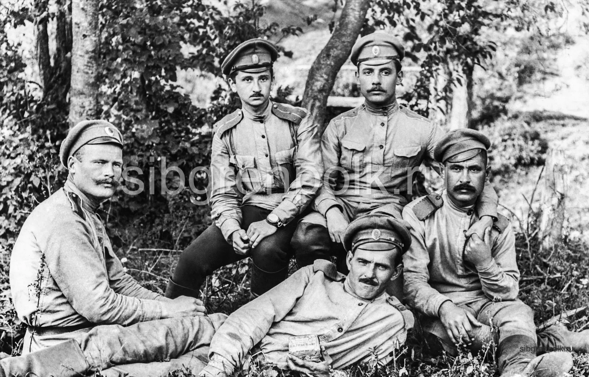 Слева направо: поручик Рущинский М.В., командующий 3-й гренадерской ротой, избранный председателем полкового совета офицерских депутатов и его помощник подпоручик Хищенко В.Н. (погиб в разведке у дд. Ратыше, Заложце-Нове 7-го июля 1917 г.). Март 1917 года. (РГВИА)