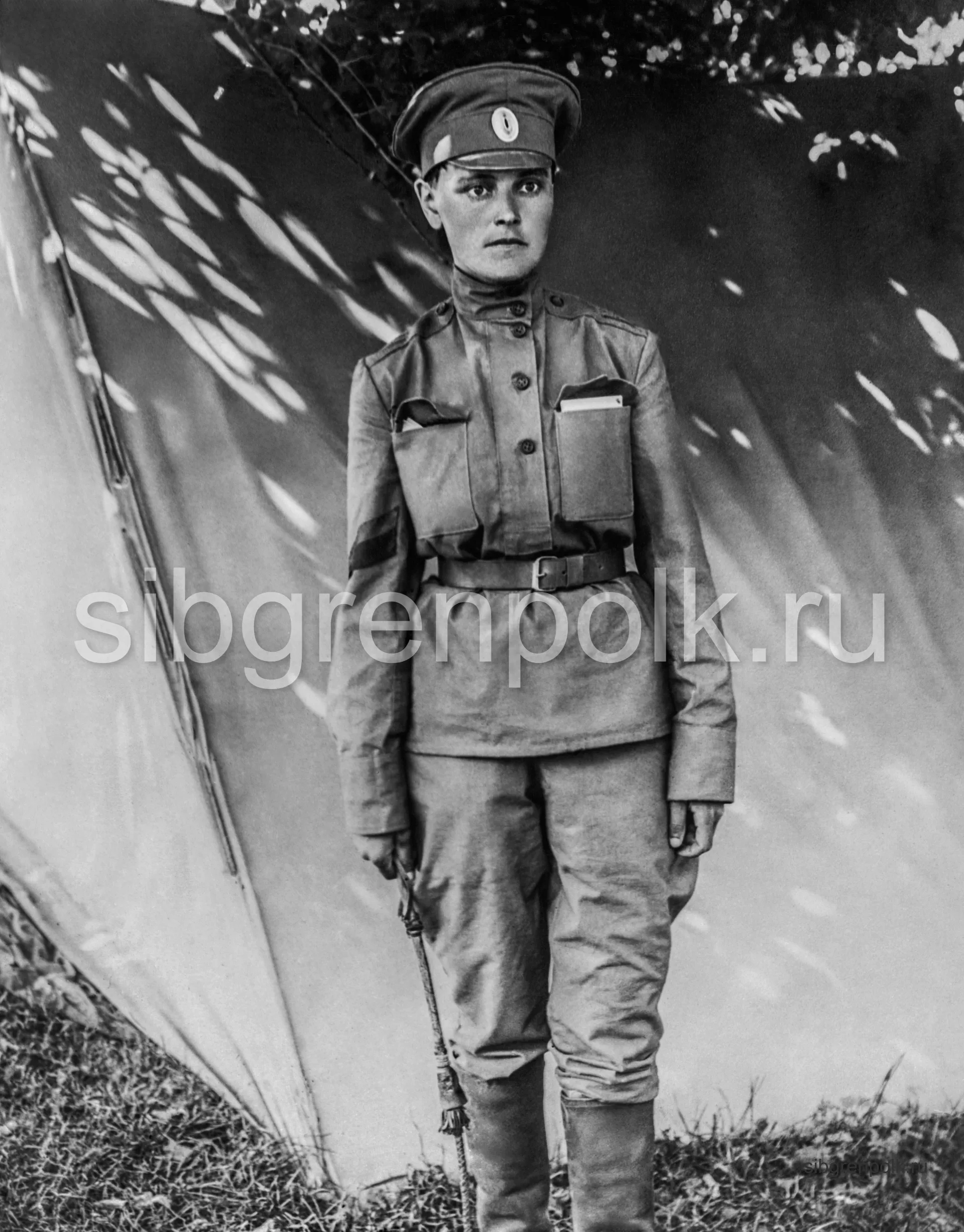 Доброволец, сестра милосердия Лидия Попова. Волынская губерния, Луцкий уезд, м. Торчин. 1917 год. (РГАКФД)