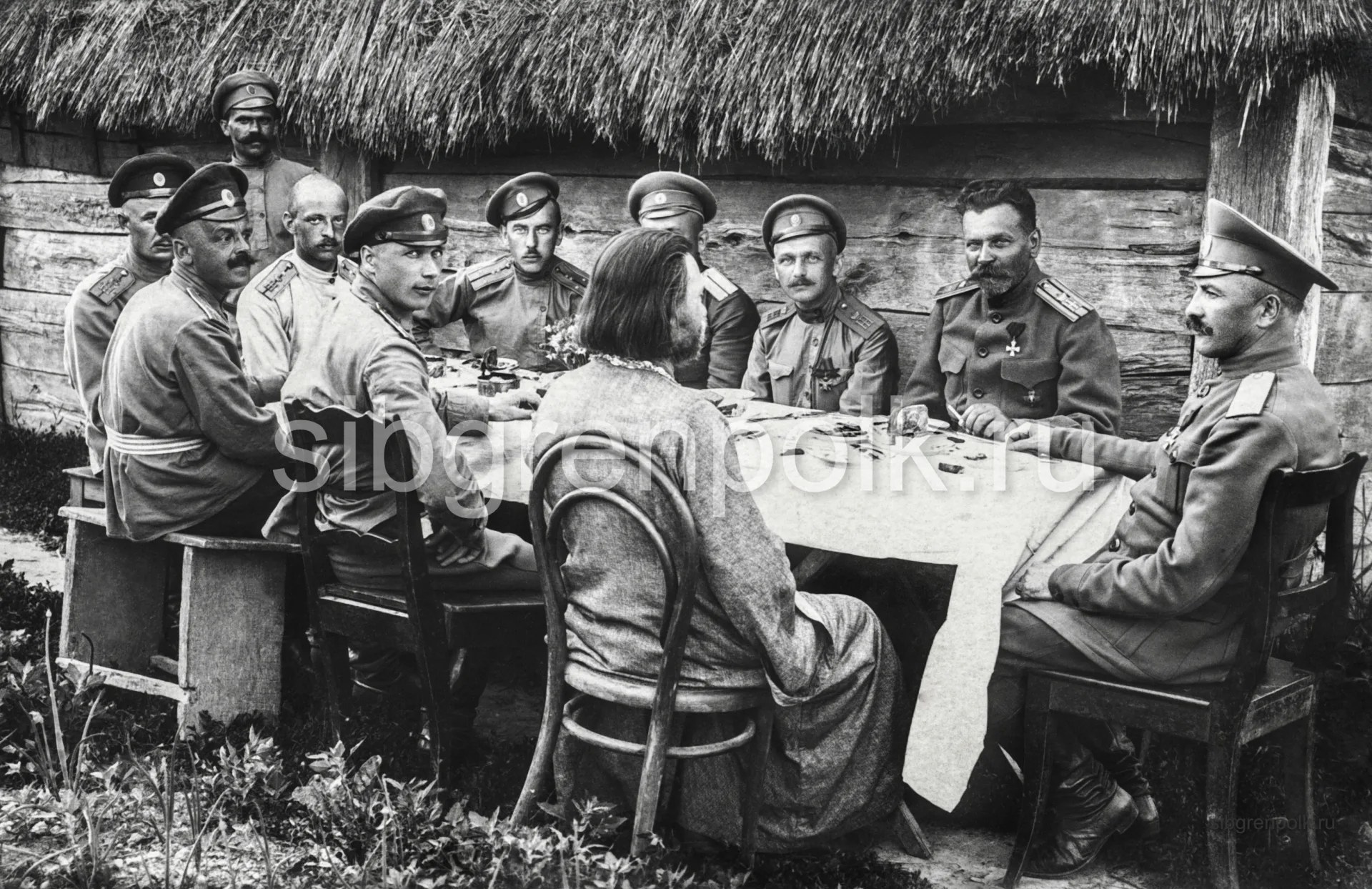 Командир 31 АК генерал-лейтенант Березовский А.И. с группой офицеров полка за чаем. Справа налево: генерал-лейтенант Березовский А.И., новый командир полка, кавалер ордена св. вмч. Георгия IV ст., полковник Оржешковский А.М., начальник штаба 3 гренадерской дивизии полковник Антонович А.Т., адъютант дивизии капитан Смирнов, полковой адъютант штабс-капитан Шилов Н.В., начальник команды конно-разведчиков поручик Сарайкин Н.В., неизвестный поручик. Сидят спиной, справа налево: о. Богоявленский, начальник команды связи штабс-капитан Виноградов А.В., командир 3 батальона подполковник Хайлов Н.Н. Резерв фронта. Лес в 2-х верстах к югу от м. Торчин Волынской губернии Луцкого уезда. 10 июня 1917 года. (РГВИА)