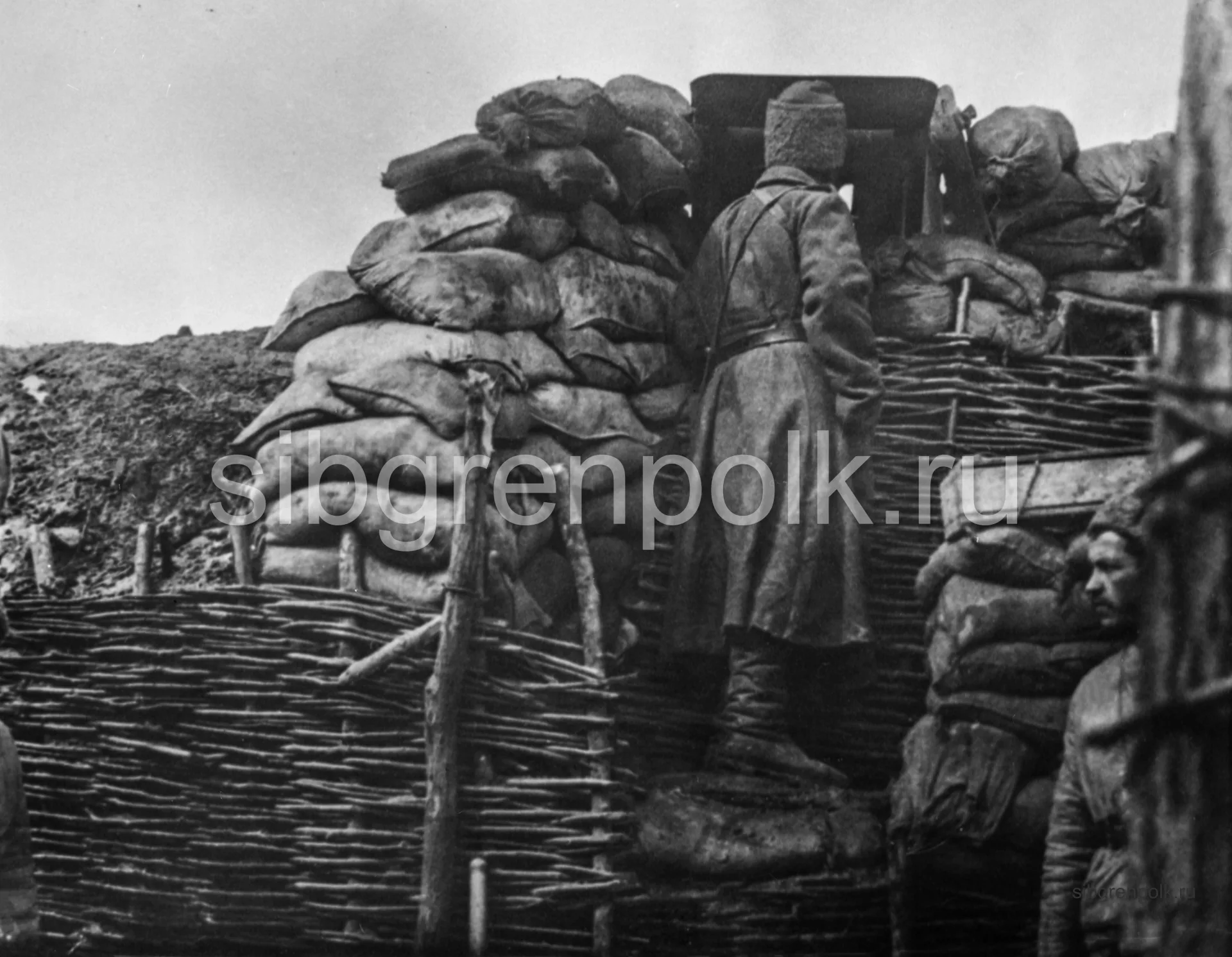 Наблюдатель 1-й гренадерской роты в передовой линии. 14 марта 1917 года. (РГАКФД)