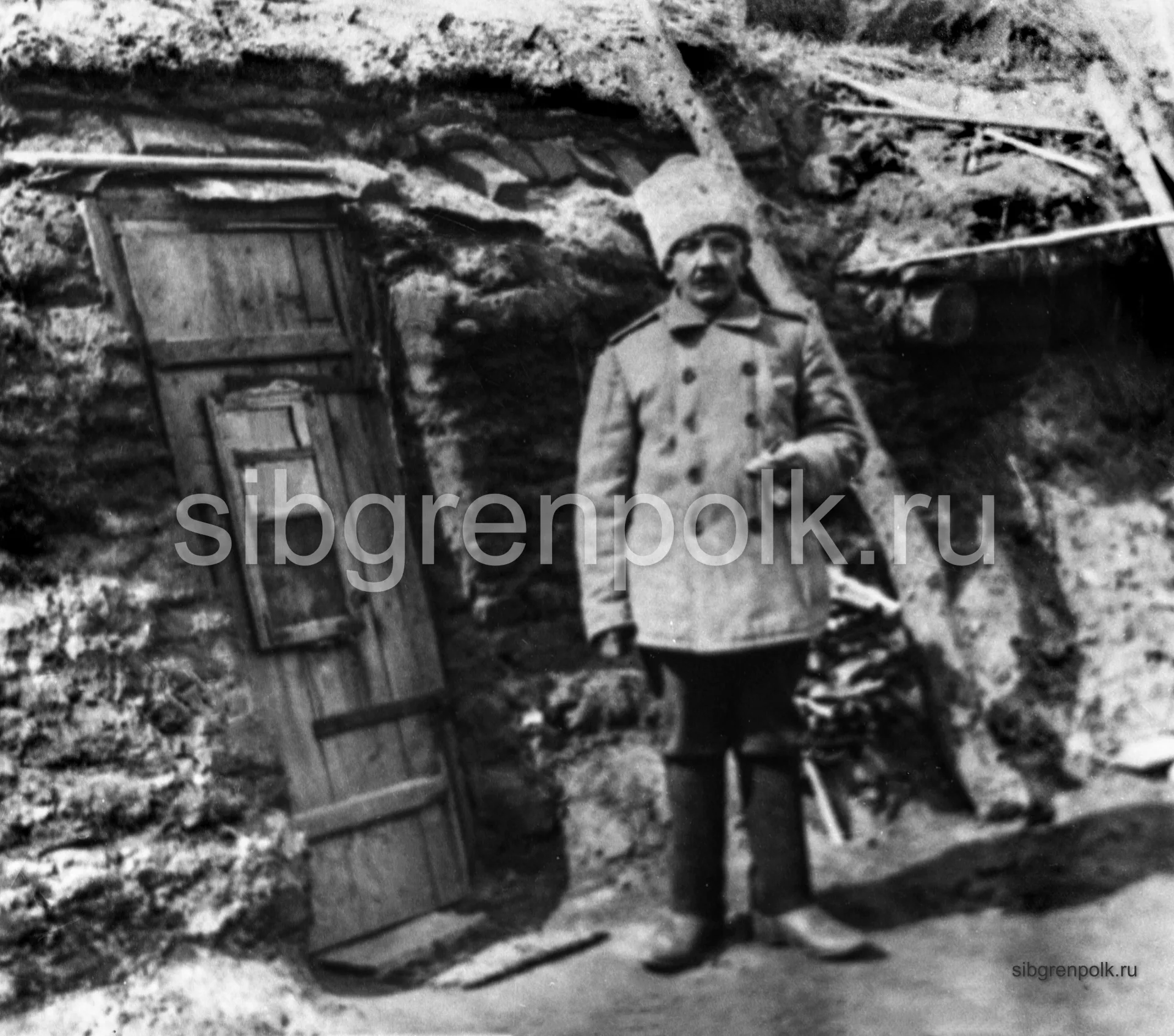 Полковник Подъяпольский В.М. у входа в свою землянку. Март 1917 года. (РГАКФД)