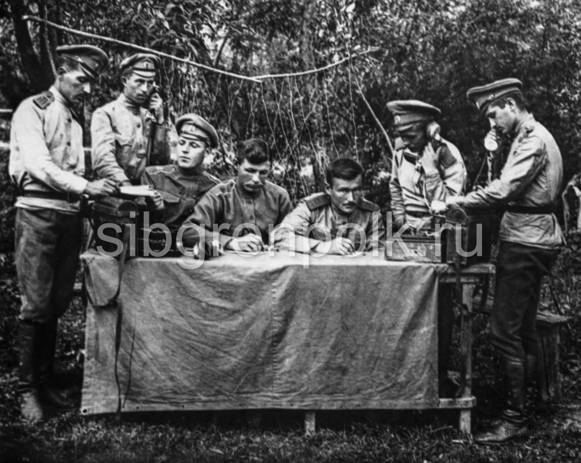 Телефонисты штаба полка за работой. 17 октября 1917 года. (РГАКФД)